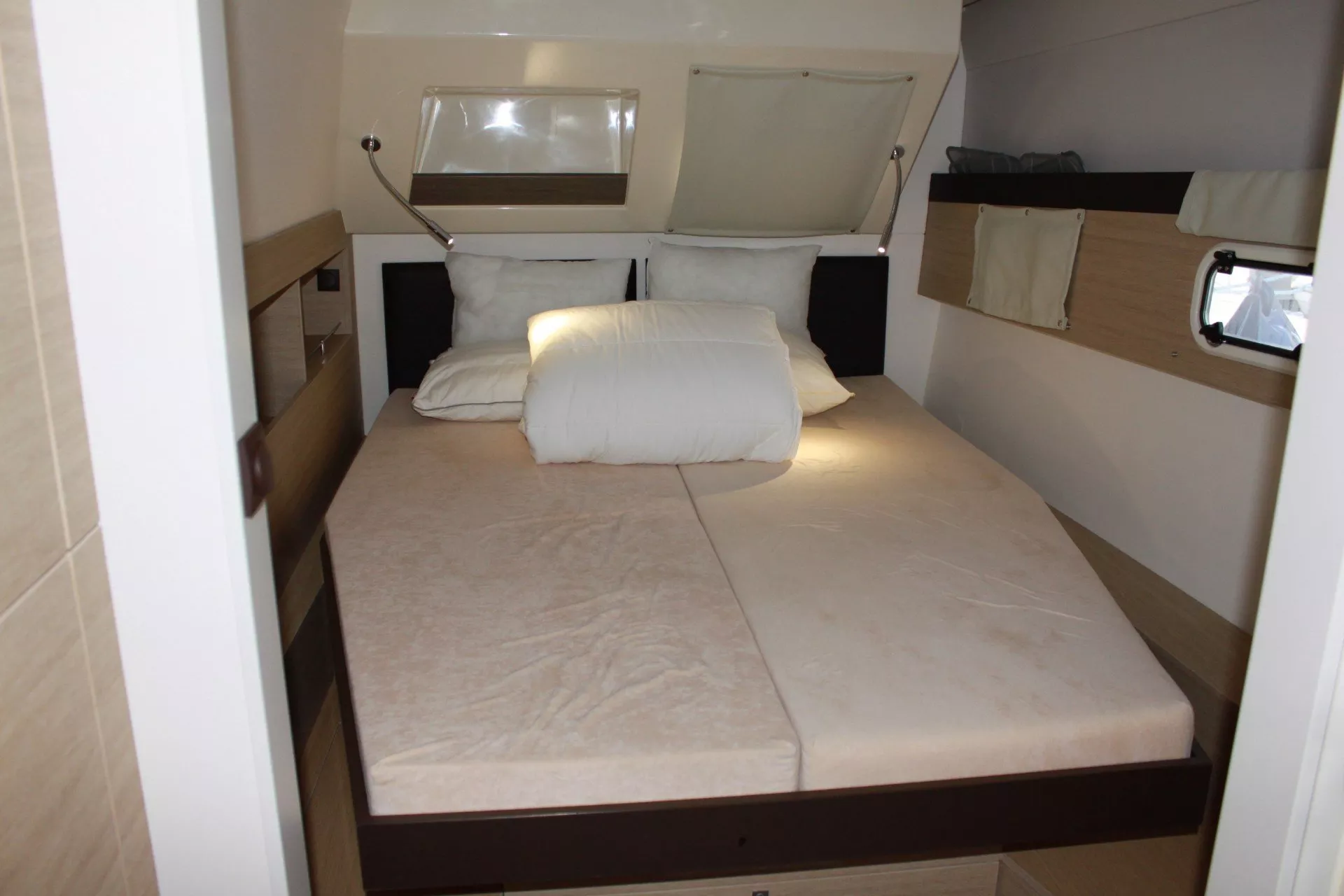 https://dev-api.arconyachts.com/storage/media/28712/conversions/427_1767278831-optimize.webp