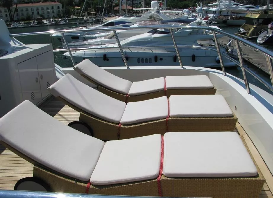 https://dev-api.arconyachts.com/storage/media/28757/conversions/424_3353309756-optimize.webp