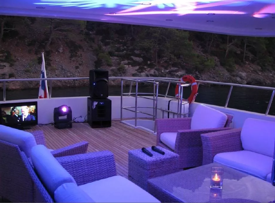 https://dev-api.arconyachts.com/storage/media/28762/conversions/424_3451396828-optimize.webp