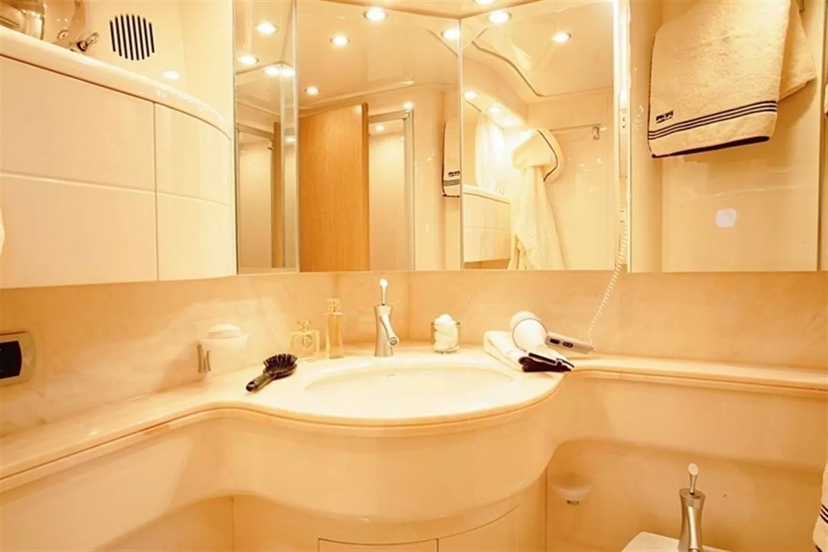 https://dev-api.arconyachts.com/storage/media/28851/conversions/419_9686742712-optimize.webp