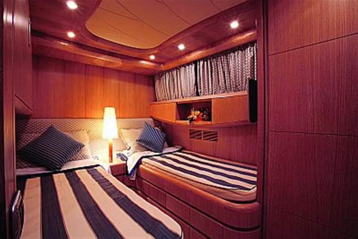 https://dev-api.arconyachts.com/storage/media/28856/conversions/419_3228902091-optimize.webp