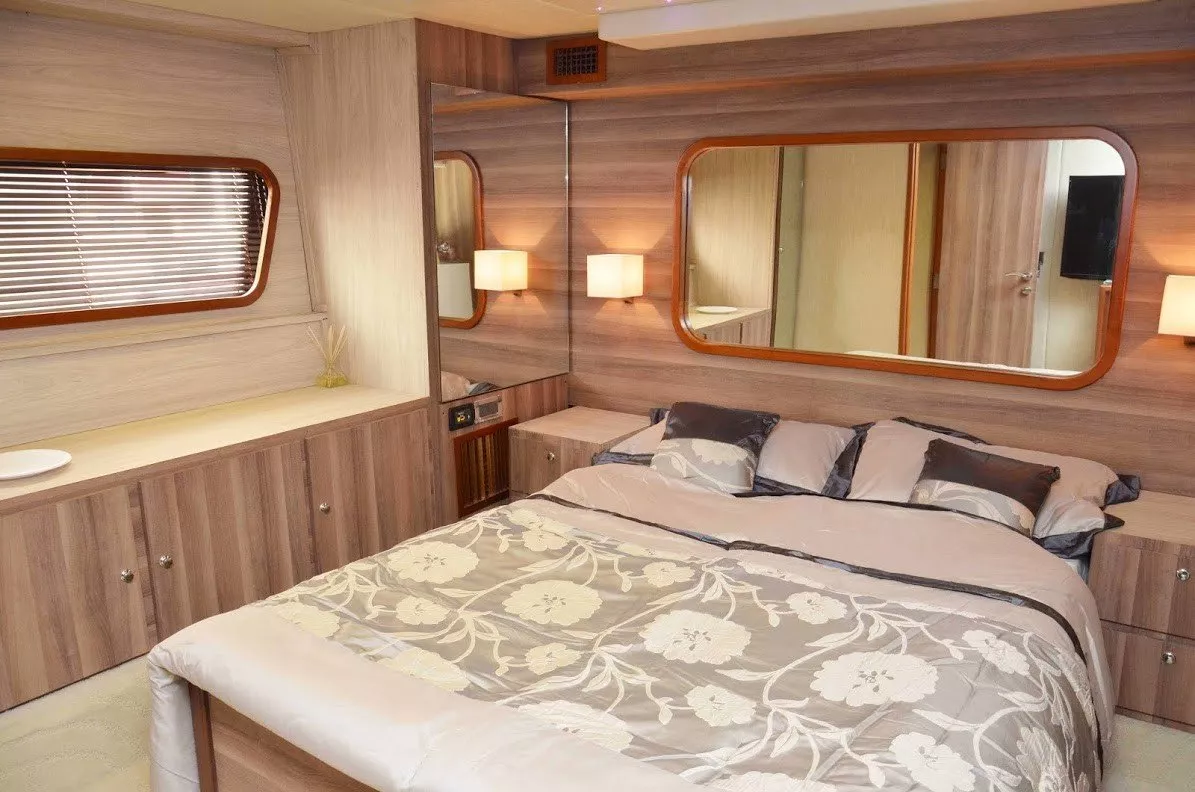 https://dev-api.arconyachts.com/storage/media/28867/conversions/418_7025399836-optimize.webp