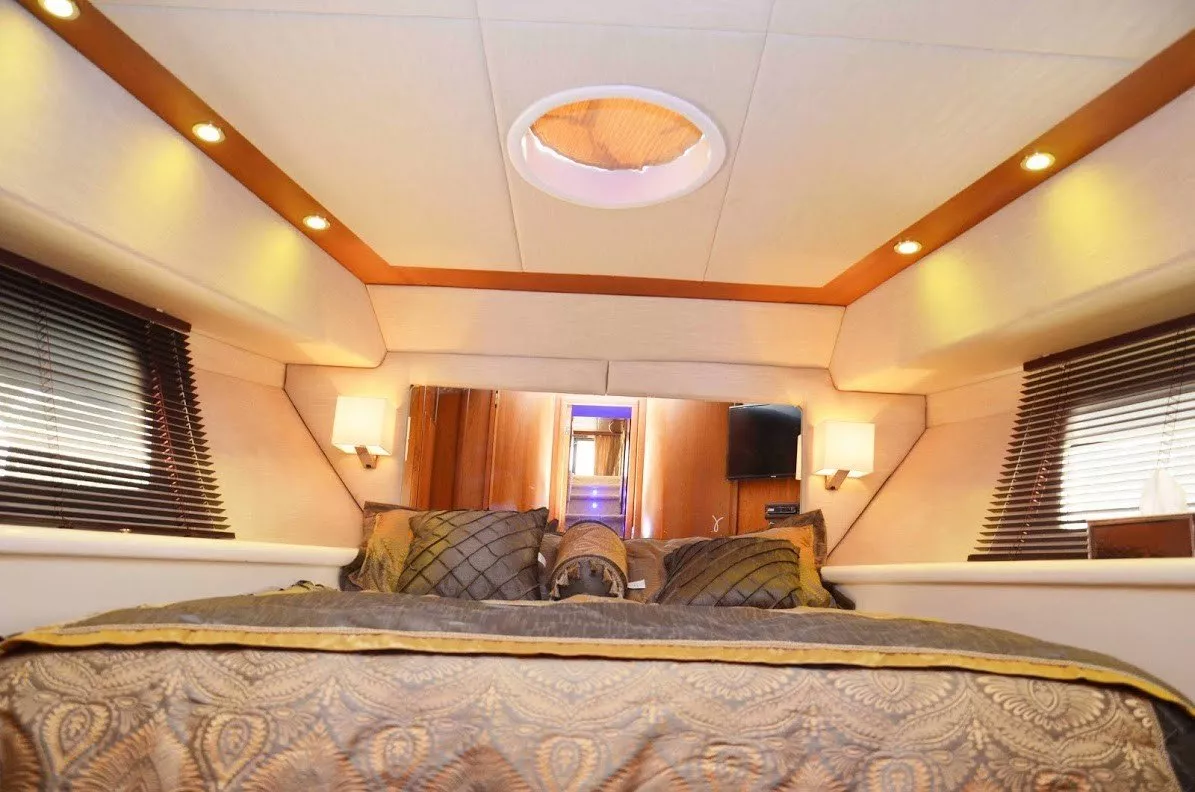 https://dev-api.arconyachts.com/storage/media/28868/conversions/418_0771769003-optimize.webp