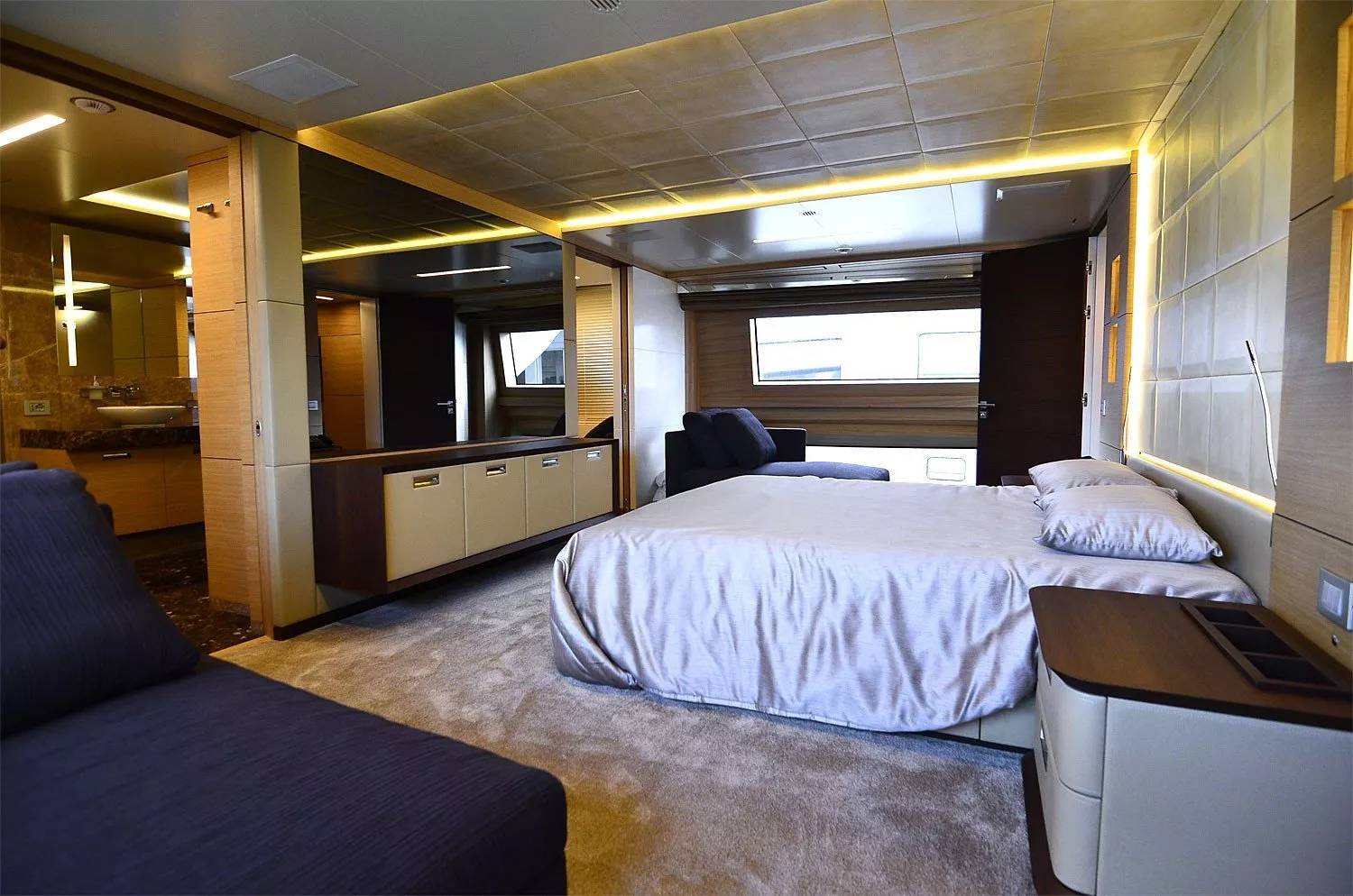 https://dev-api.arconyachts.com/storage/media/28890/conversions/416_9268503465-optimize.webp