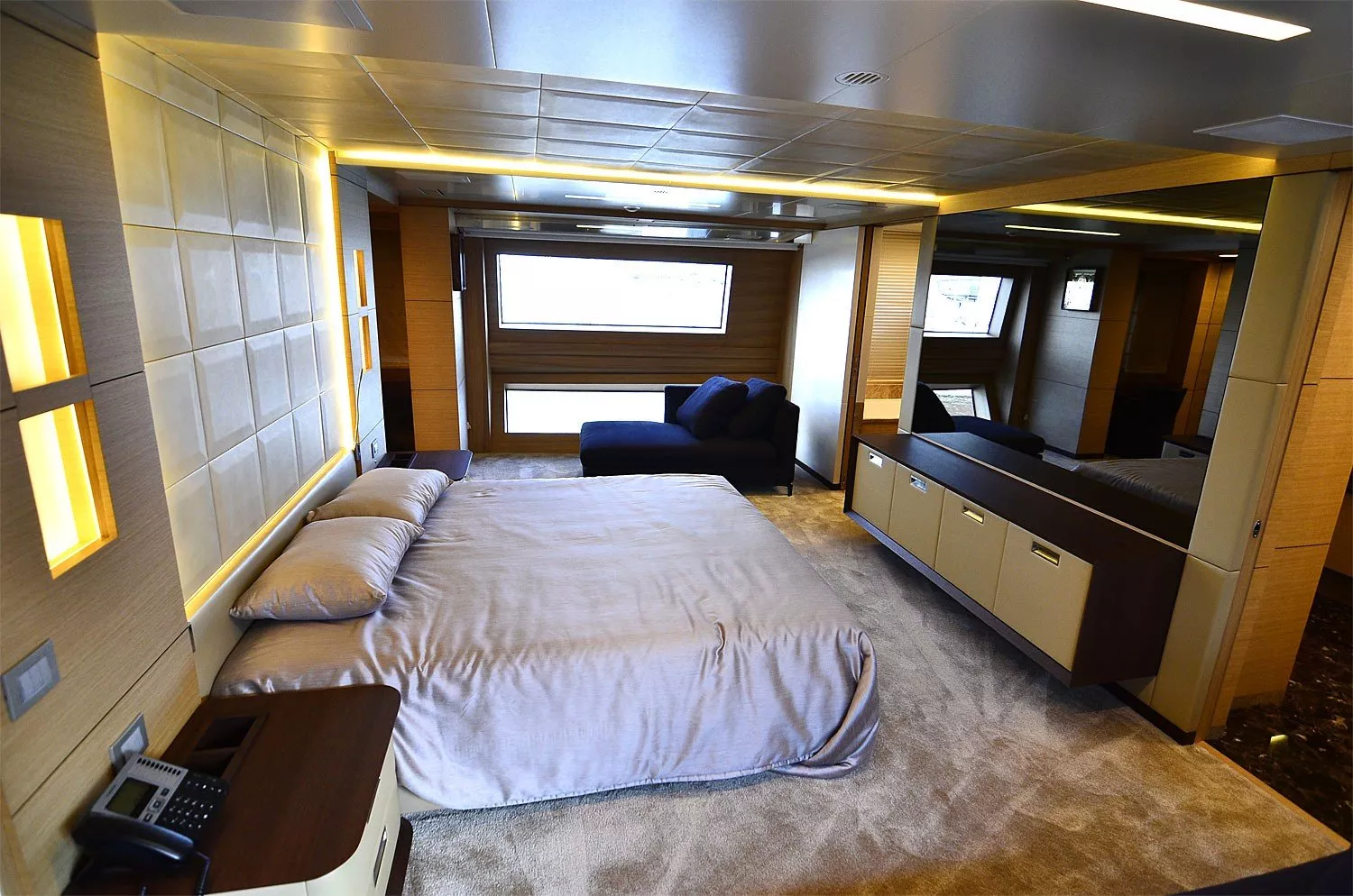 https://dev-api.arconyachts.com/storage/media/28891/conversions/416_1870286217-optimize.webp