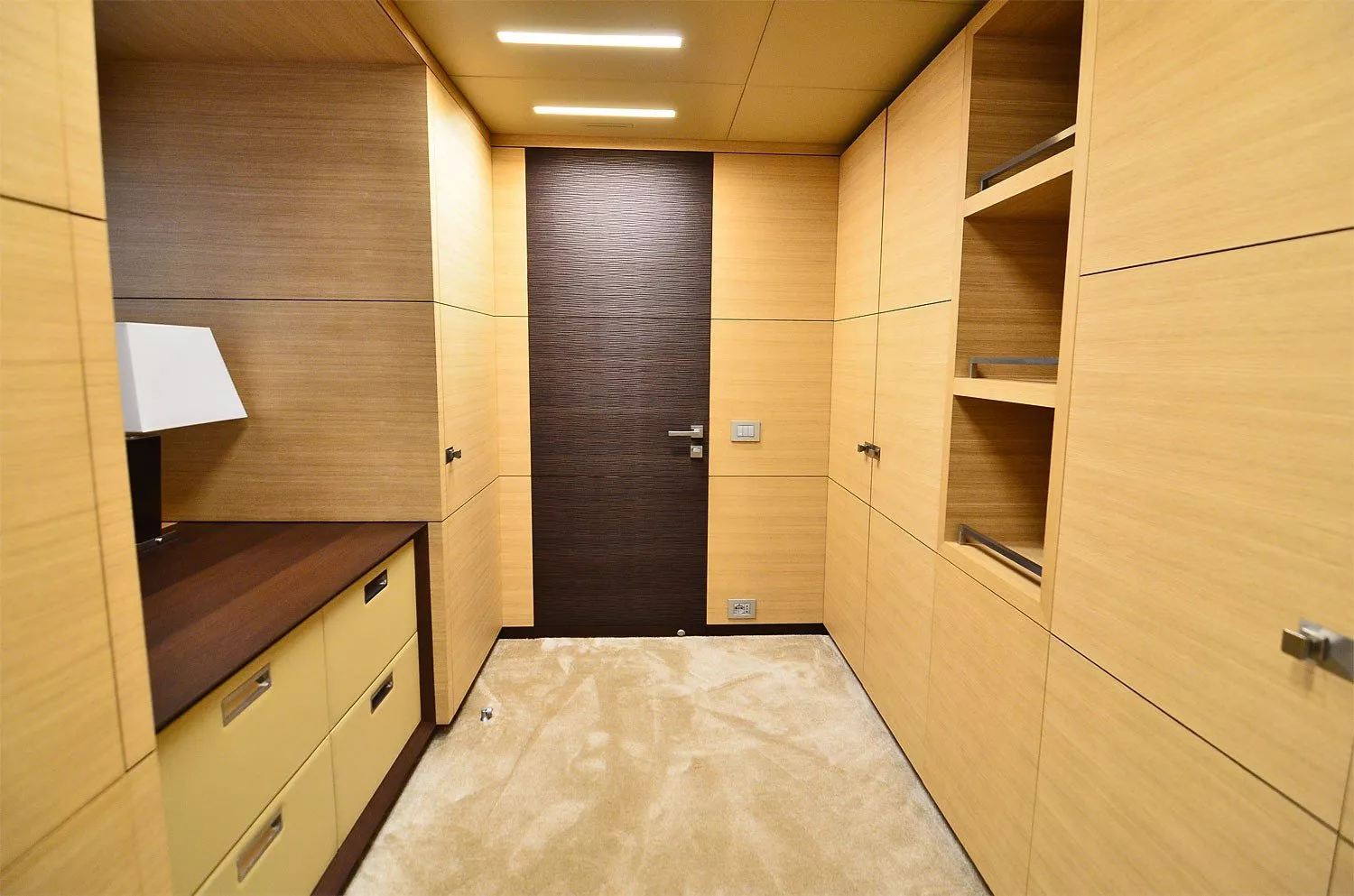 https://dev-api.arconyachts.com/storage/media/28894/conversions/416_8813080619-optimize.webp