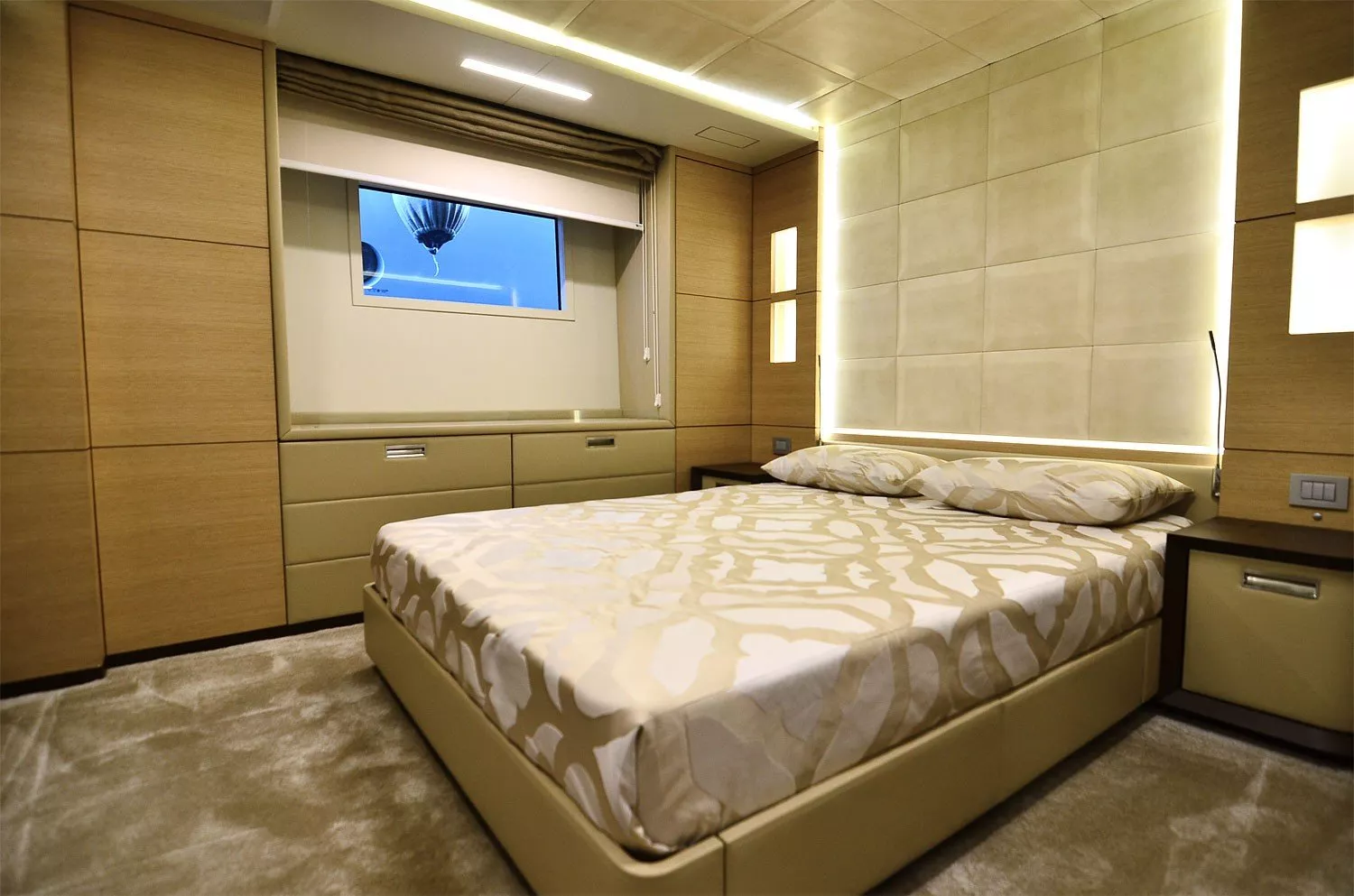 https://dev-api.arconyachts.com/storage/media/28901/conversions/416_9133645242-optimize.webp