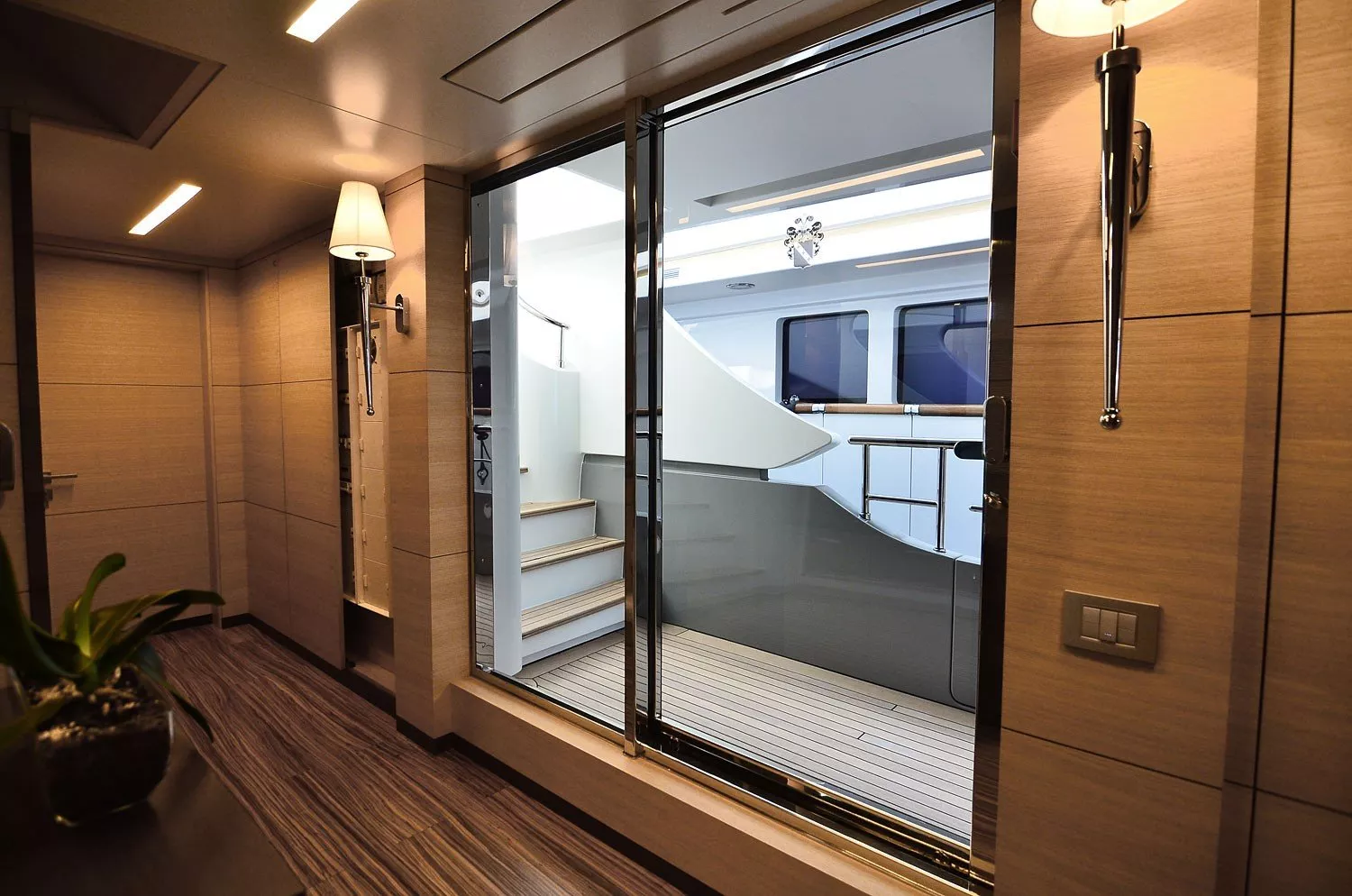 https://dev-api.arconyachts.com/storage/media/28908/conversions/416_5444511017-optimize.webp