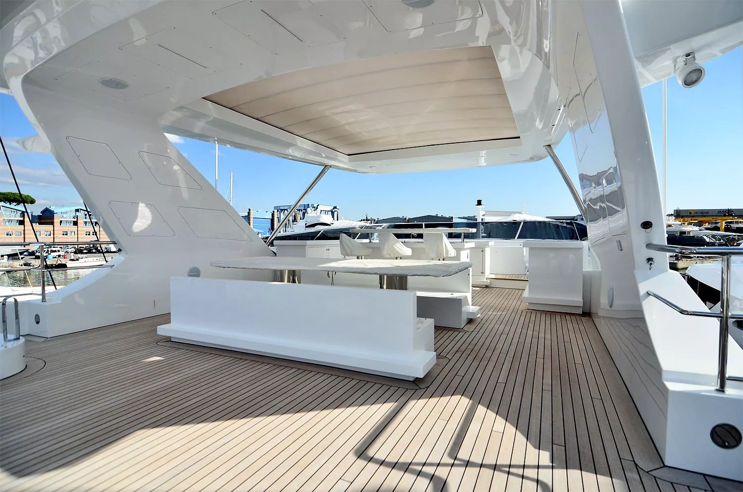 https://dev-api.arconyachts.com/storage/media/28916/conversions/416_2710443033-optimize.webp