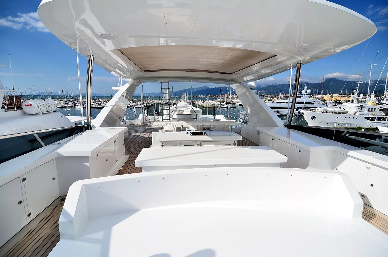 https://dev-api.arconyachts.com/storage/media/28917/conversions/416_1999671933-optimize.webp