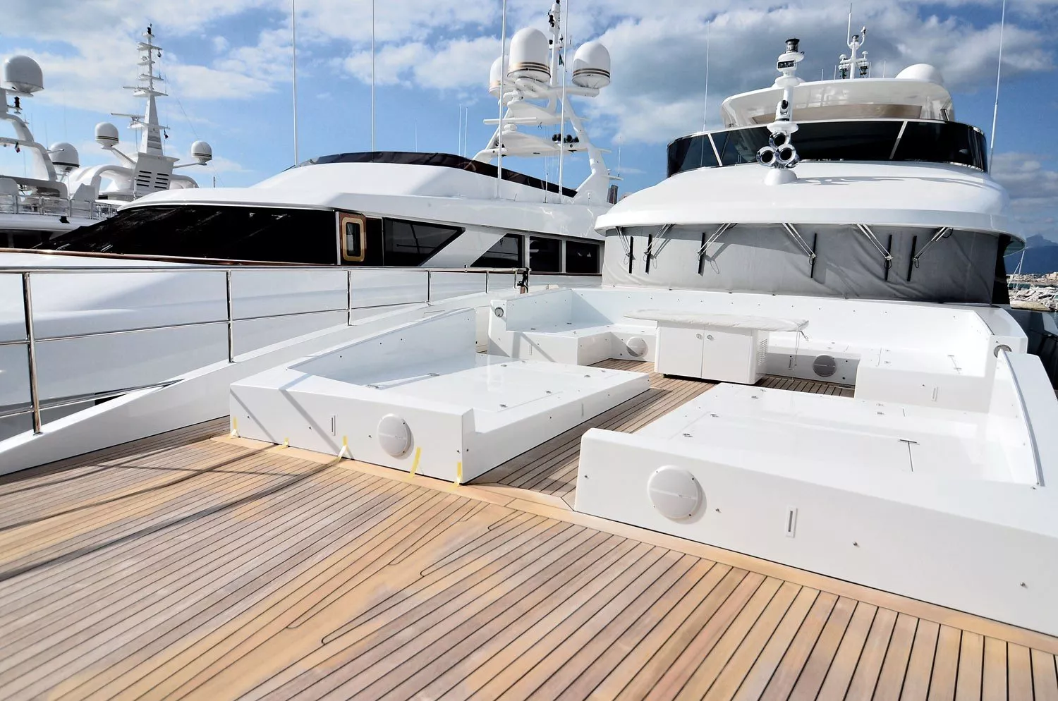 https://dev-api.arconyachts.com/storage/media/28922/conversions/416_7479515219-optimize.webp