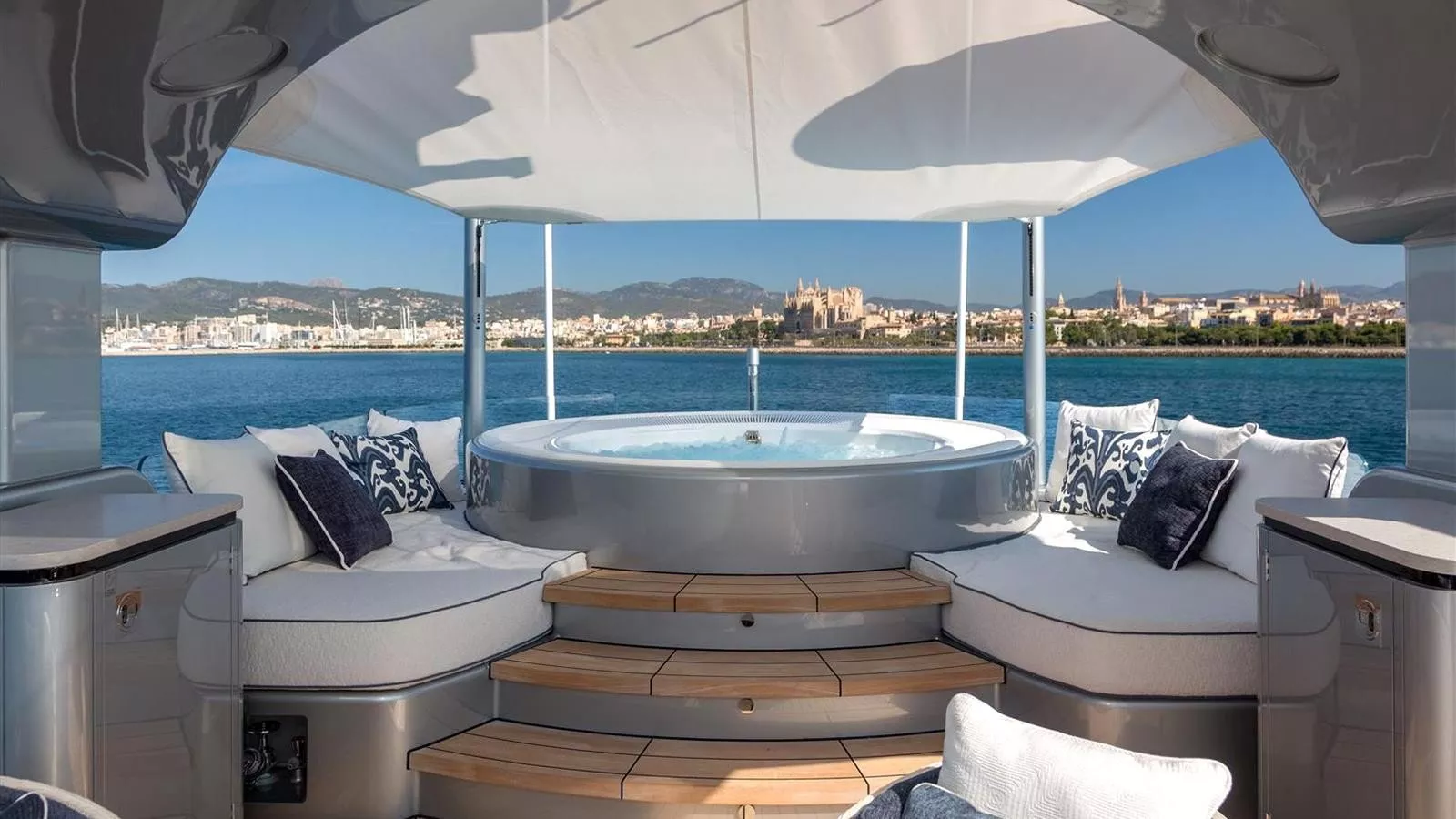 https://dev-api.arconyachts.com/storage/media/28947/conversions/238_0506209250-optimize.webp