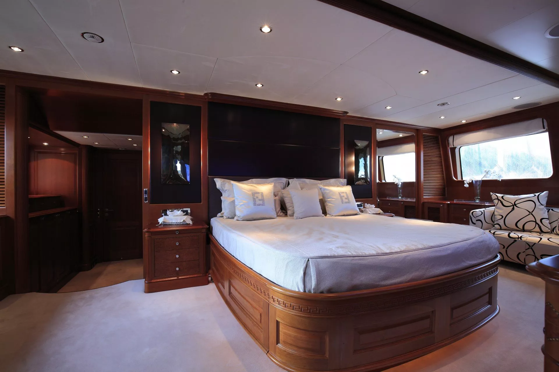 https://dev-api.arconyachts.com/storage/media/28960/conversions/41_9186317118-optimize.webp