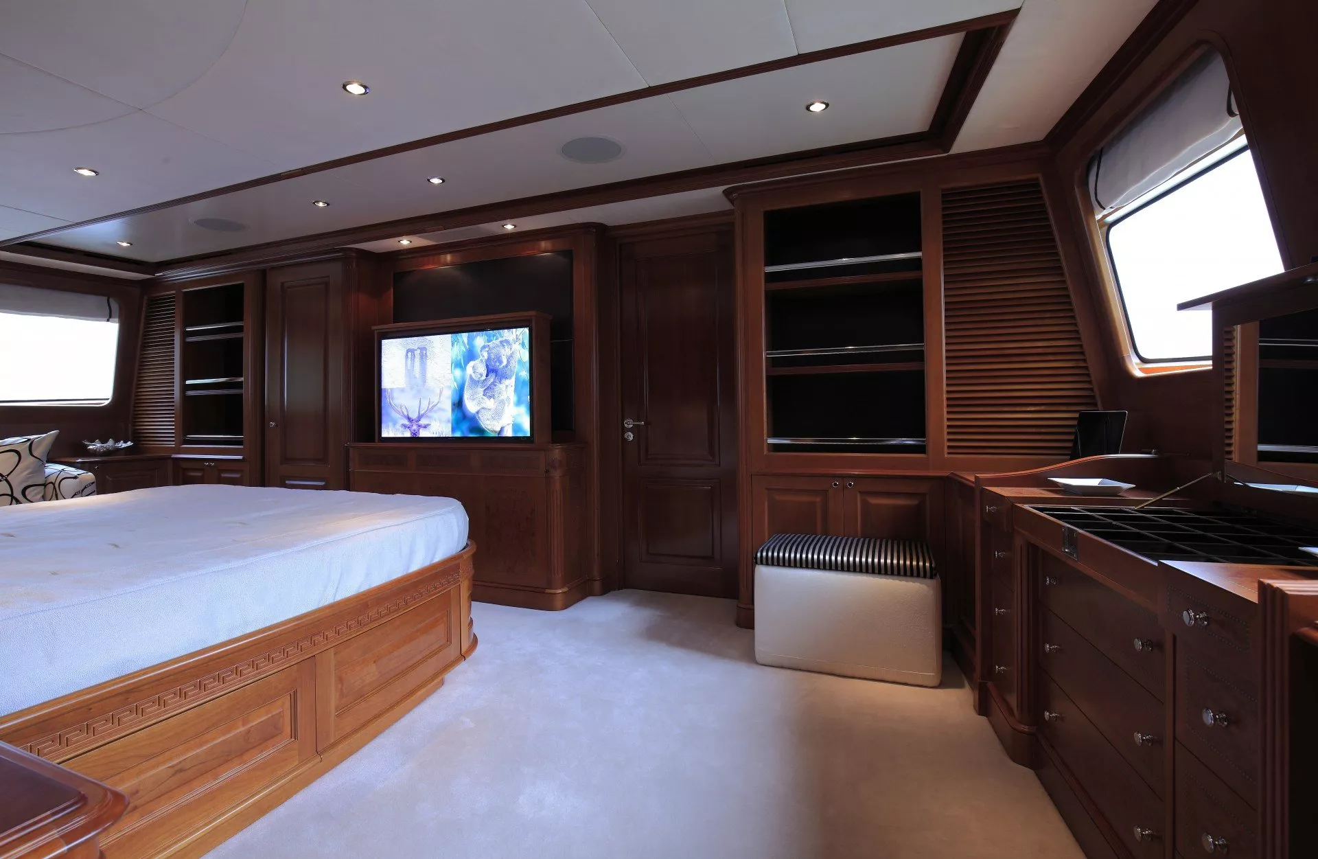 https://dev-api.arconyachts.com/storage/media/28961/conversions/41_5429307651-optimize.webp