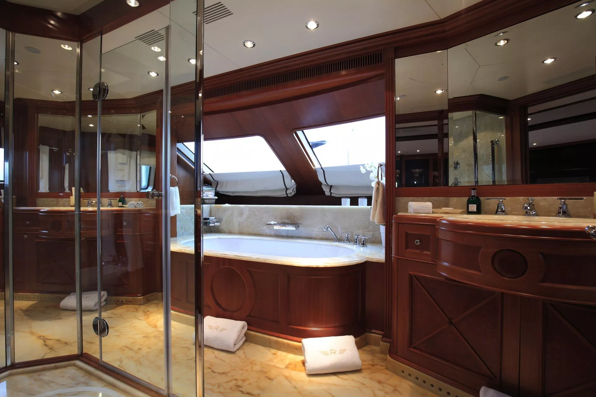 https://dev-api.arconyachts.com/storage/media/28962/conversions/41_1960214607-optimize.webp