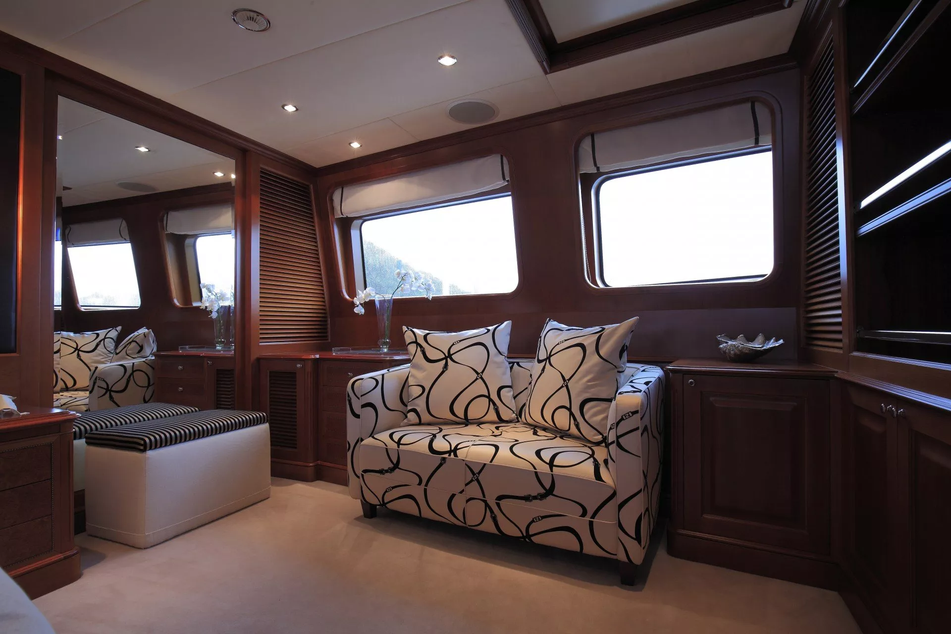 https://dev-api.arconyachts.com/storage/media/28963/conversions/41_0083591044-optimize.webp