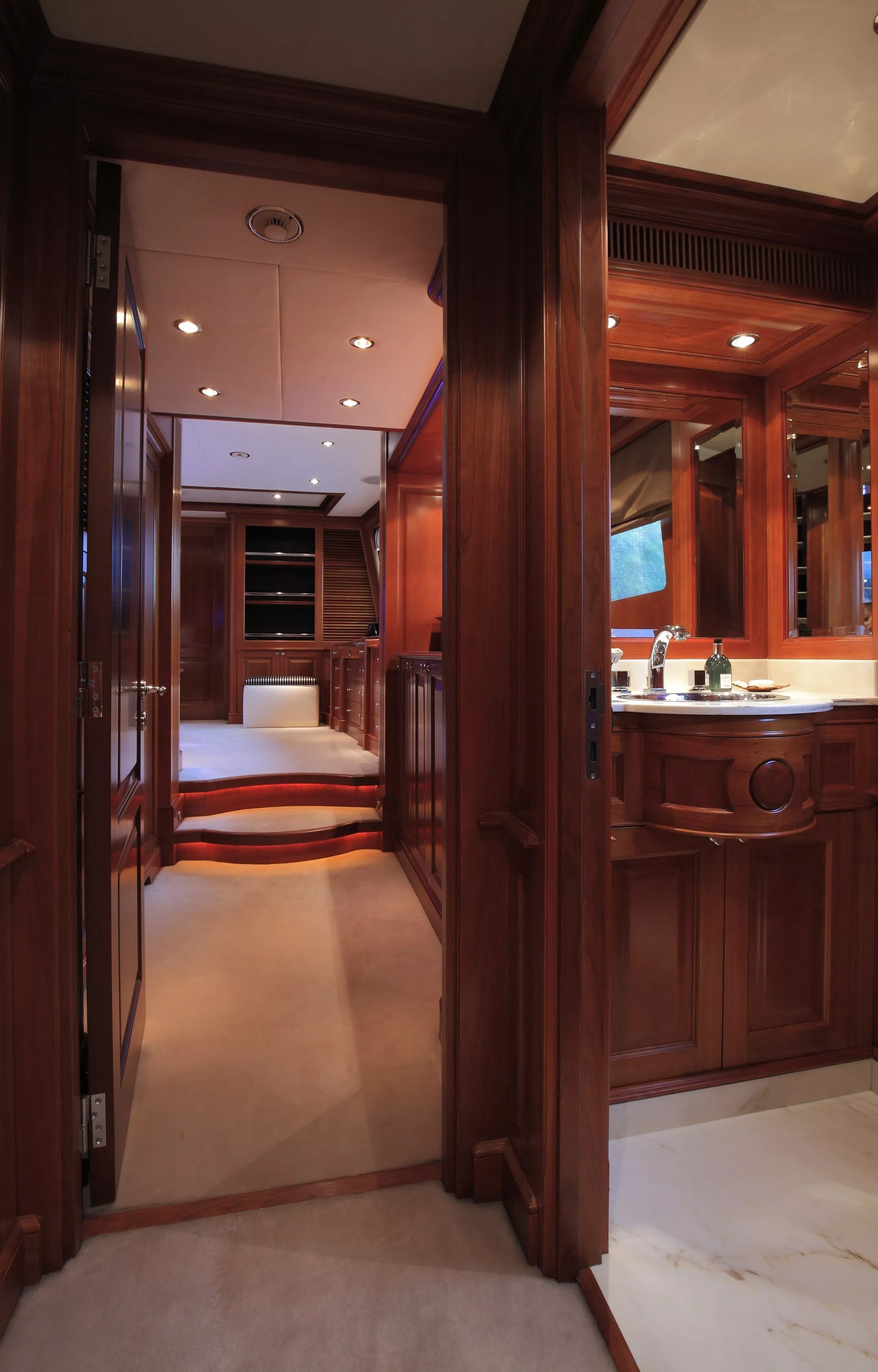 https://dev-api.arconyachts.com/storage/media/28964/conversions/41_2271041546-optimize.webp