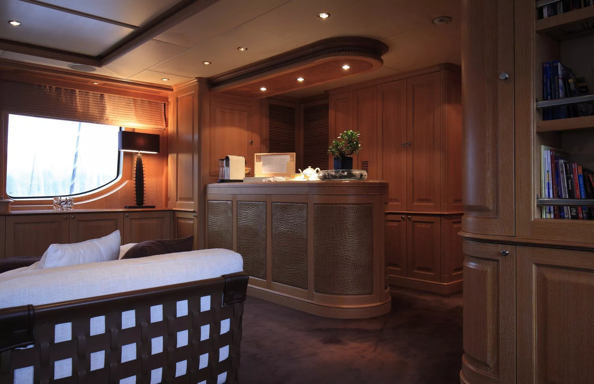 https://dev-api.arconyachts.com/storage/media/28966/conversions/41_5496534430-optimize.webp