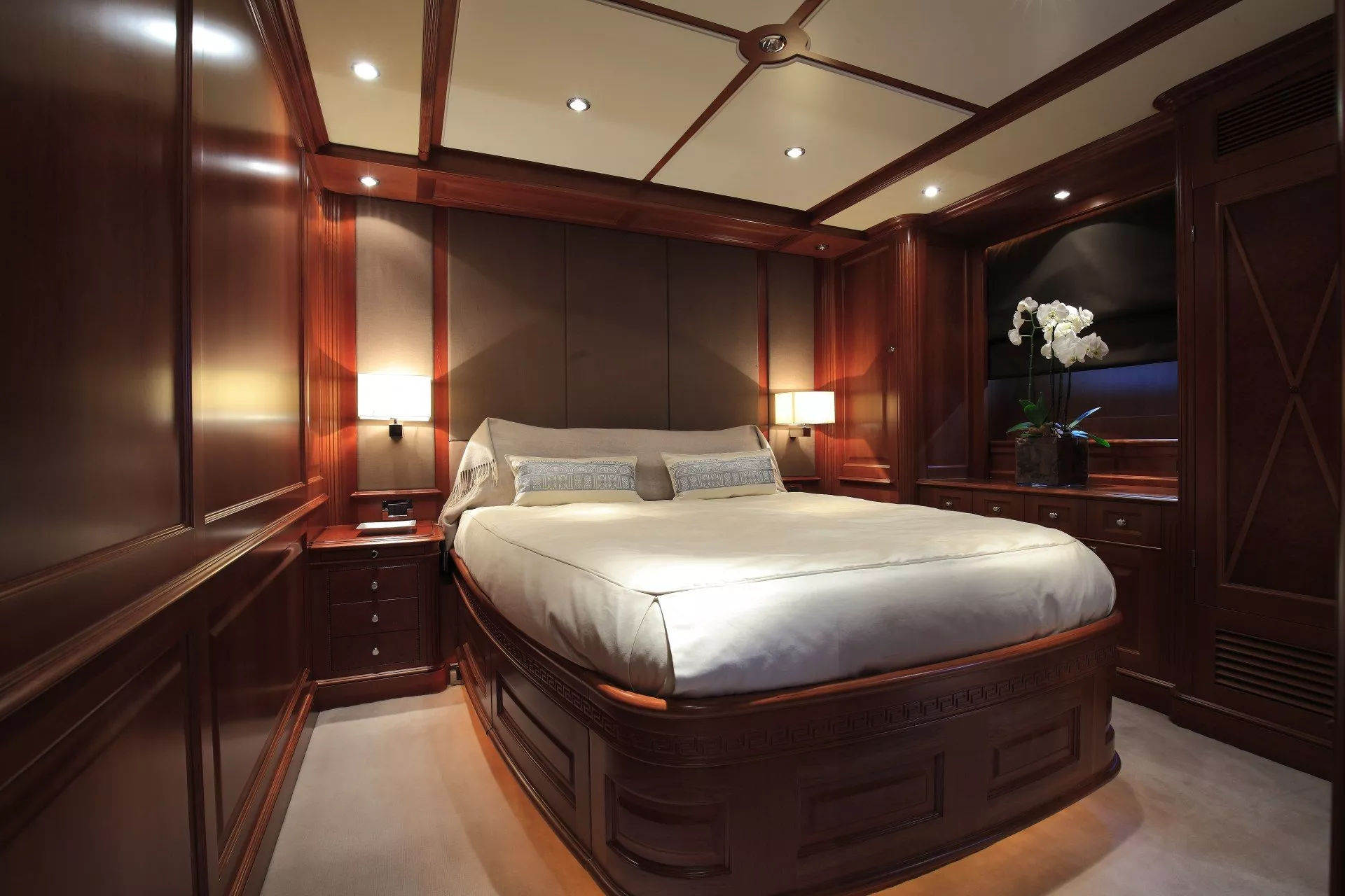 https://dev-api.arconyachts.com/storage/media/28968/conversions/41_1037016820-optimize.webp