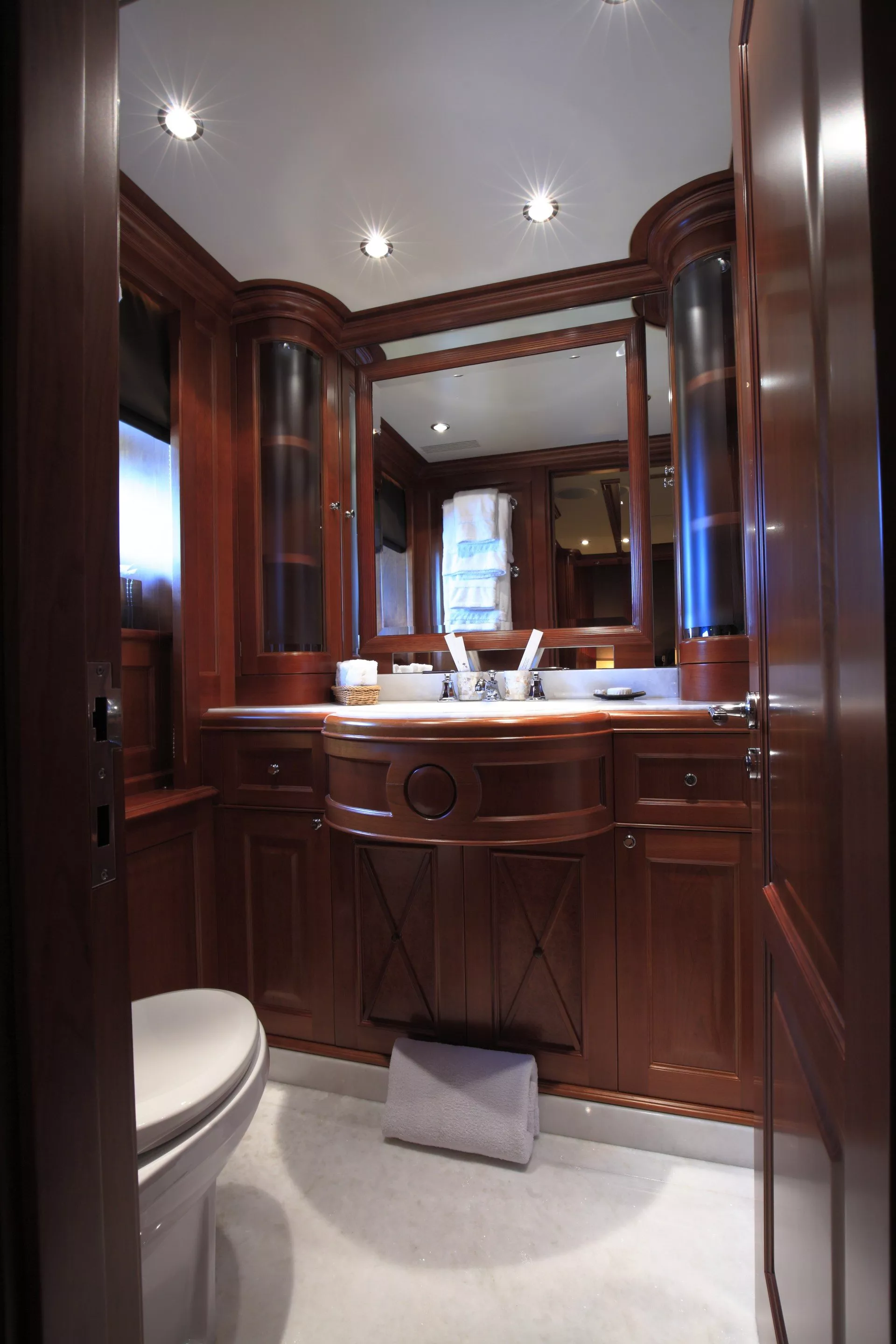 https://dev-api.arconyachts.com/storage/media/28969/conversions/41_1832888109-optimize.webp