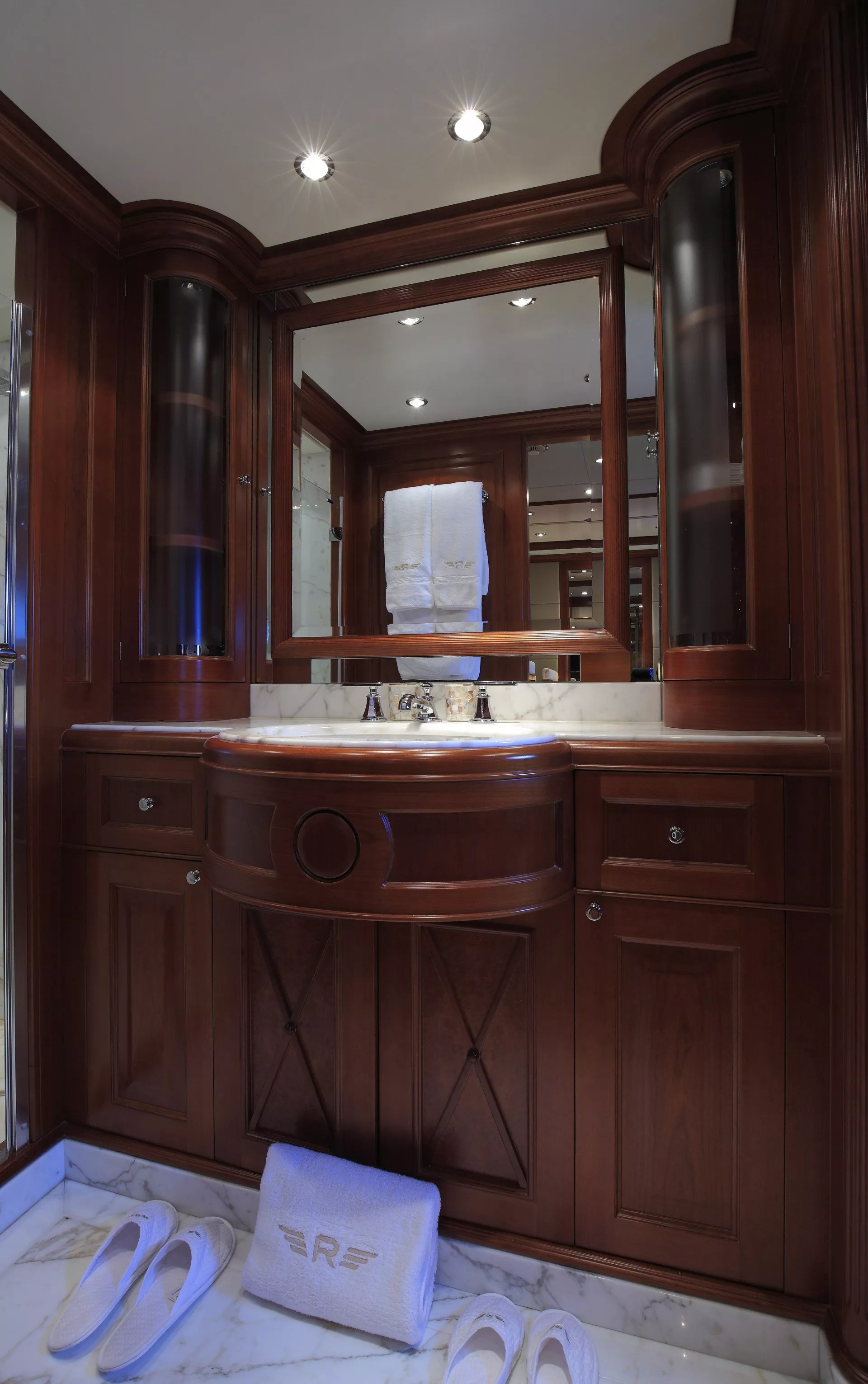 https://dev-api.arconyachts.com/storage/media/28971/conversions/41_1640689243-optimize.webp