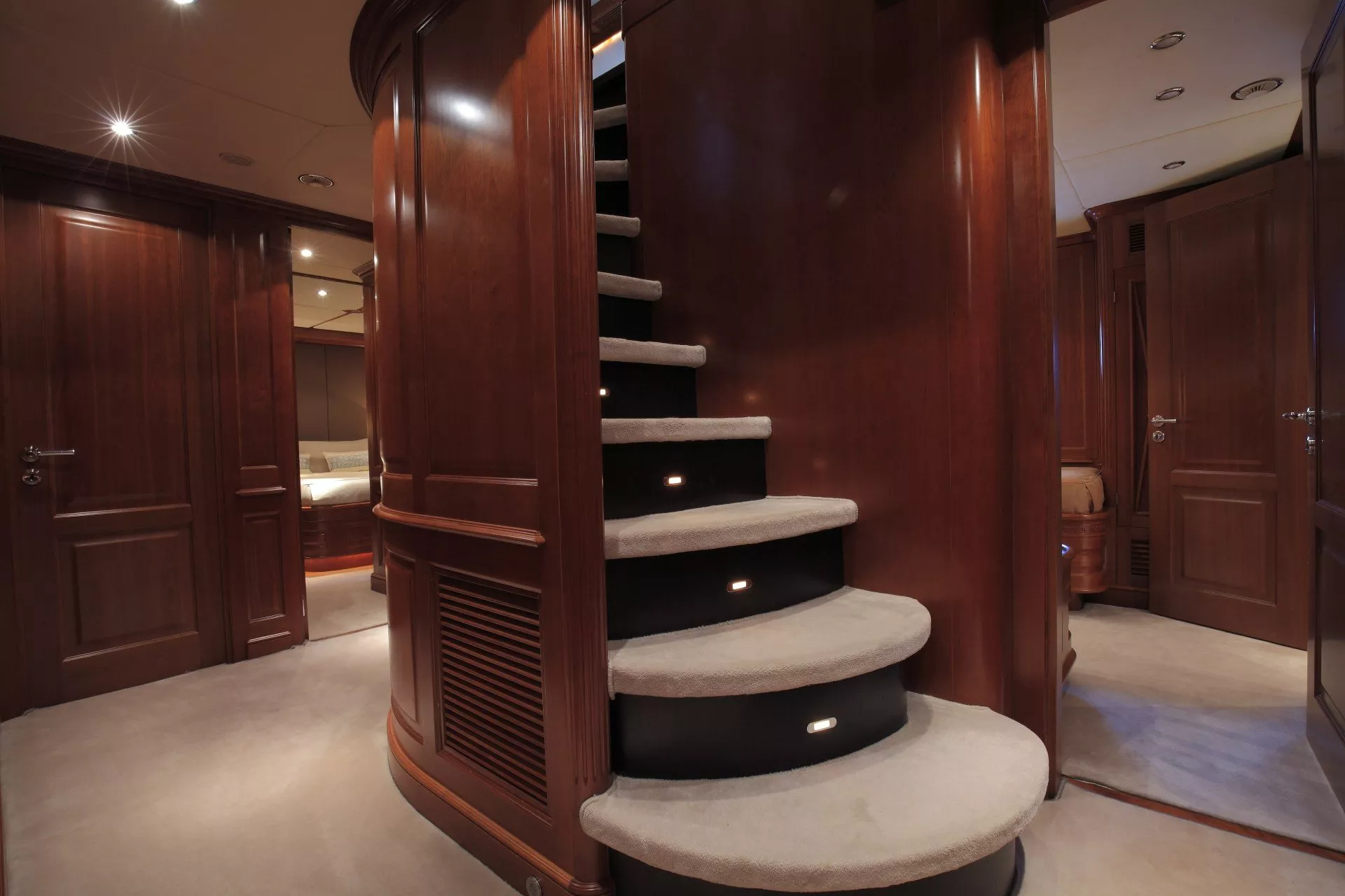 https://dev-api.arconyachts.com/storage/media/28974/conversions/41_8616563202-optimize.webp