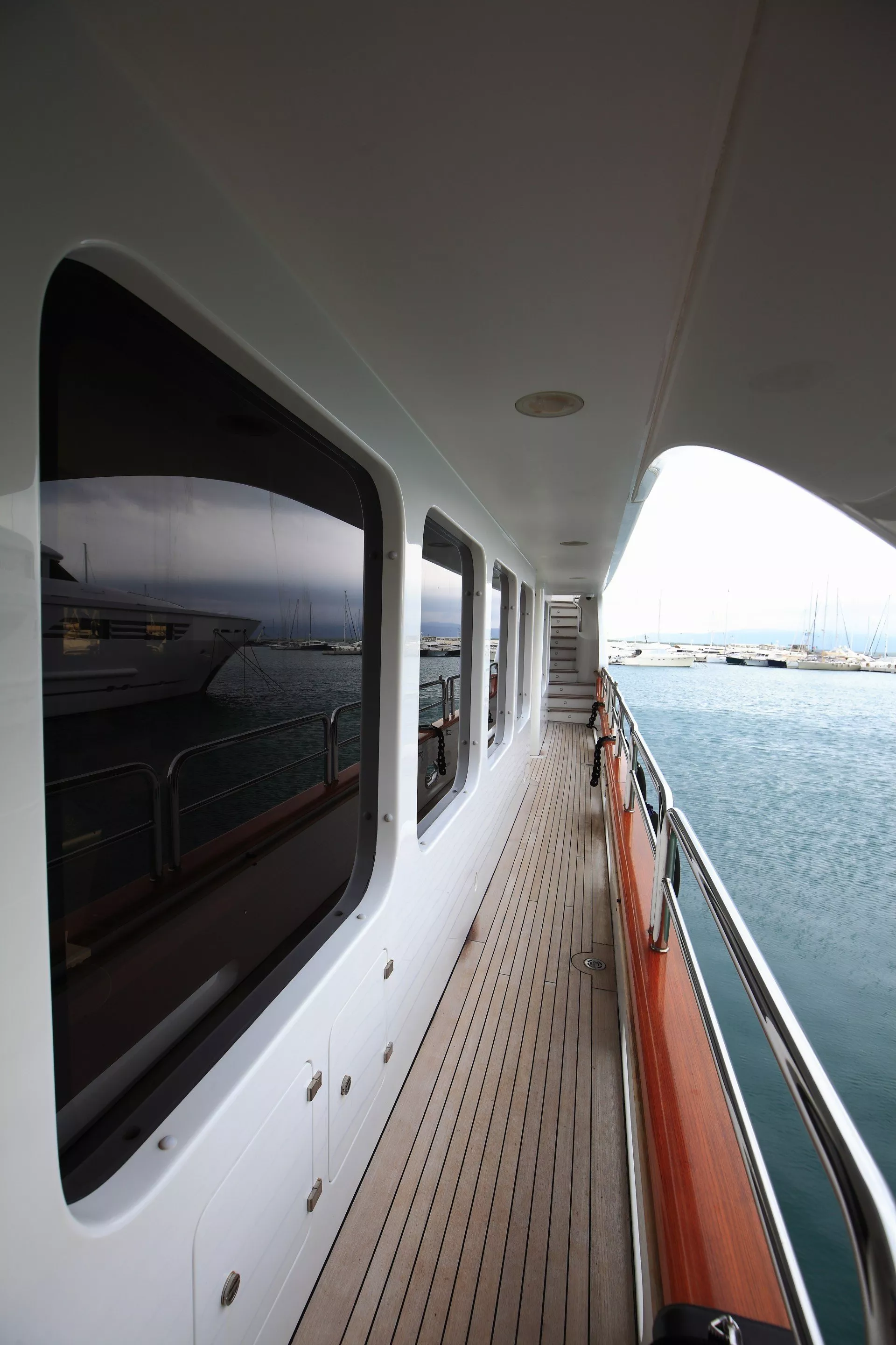 https://dev-api.arconyachts.com/storage/media/28975/conversions/41_7486829441-optimize.webp