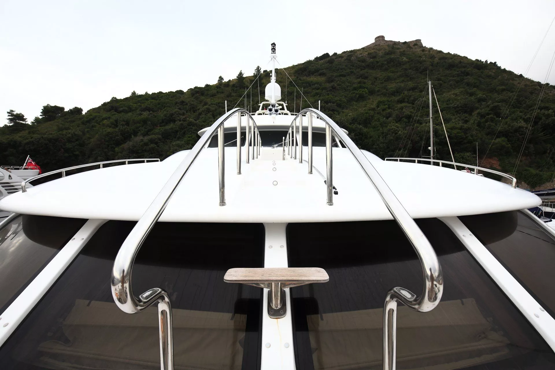 https://dev-api.arconyachts.com/storage/media/28976/conversions/41_4956890960-optimize.webp