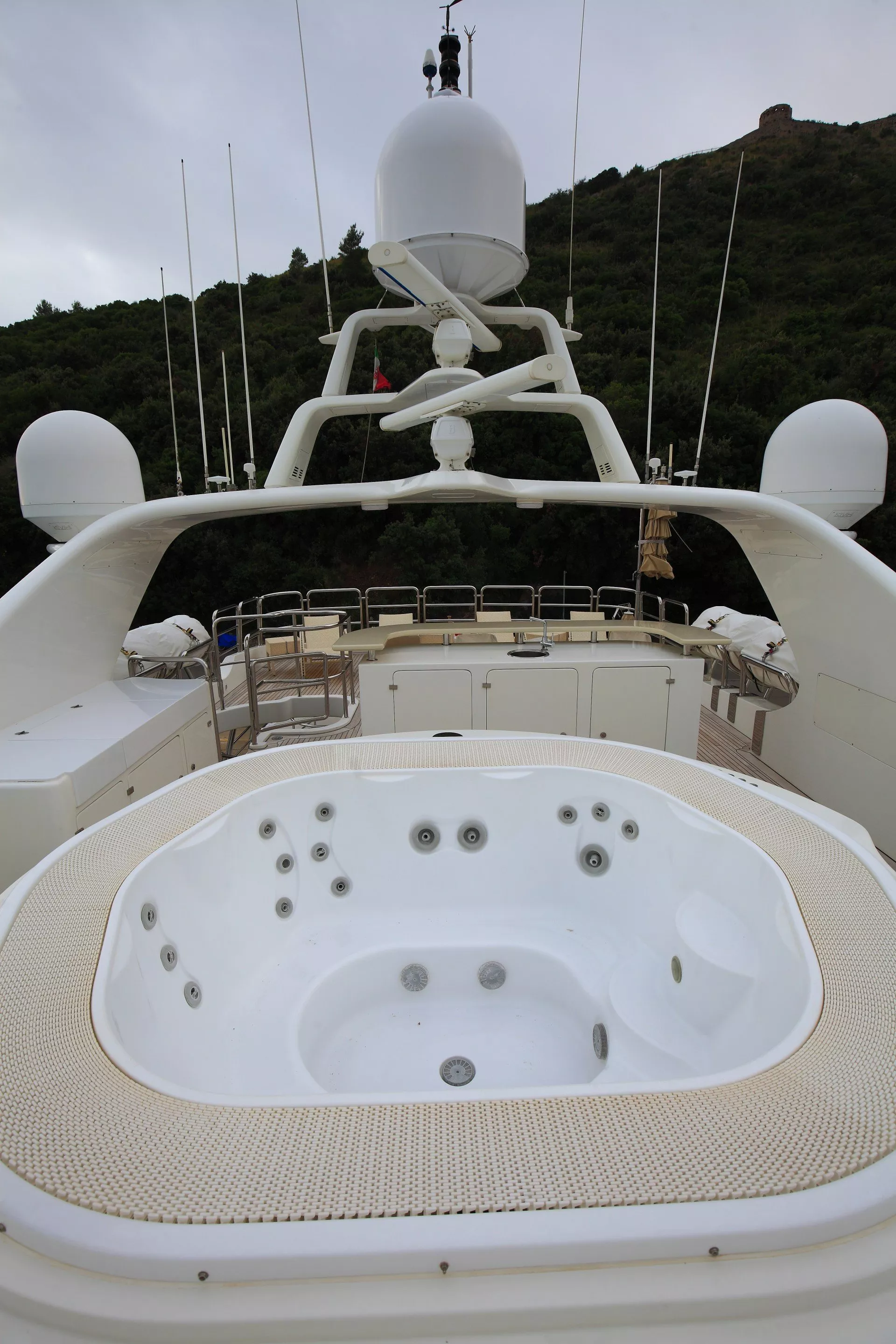 https://dev-api.arconyachts.com/storage/media/28978/conversions/41_5870532223-optimize.webp