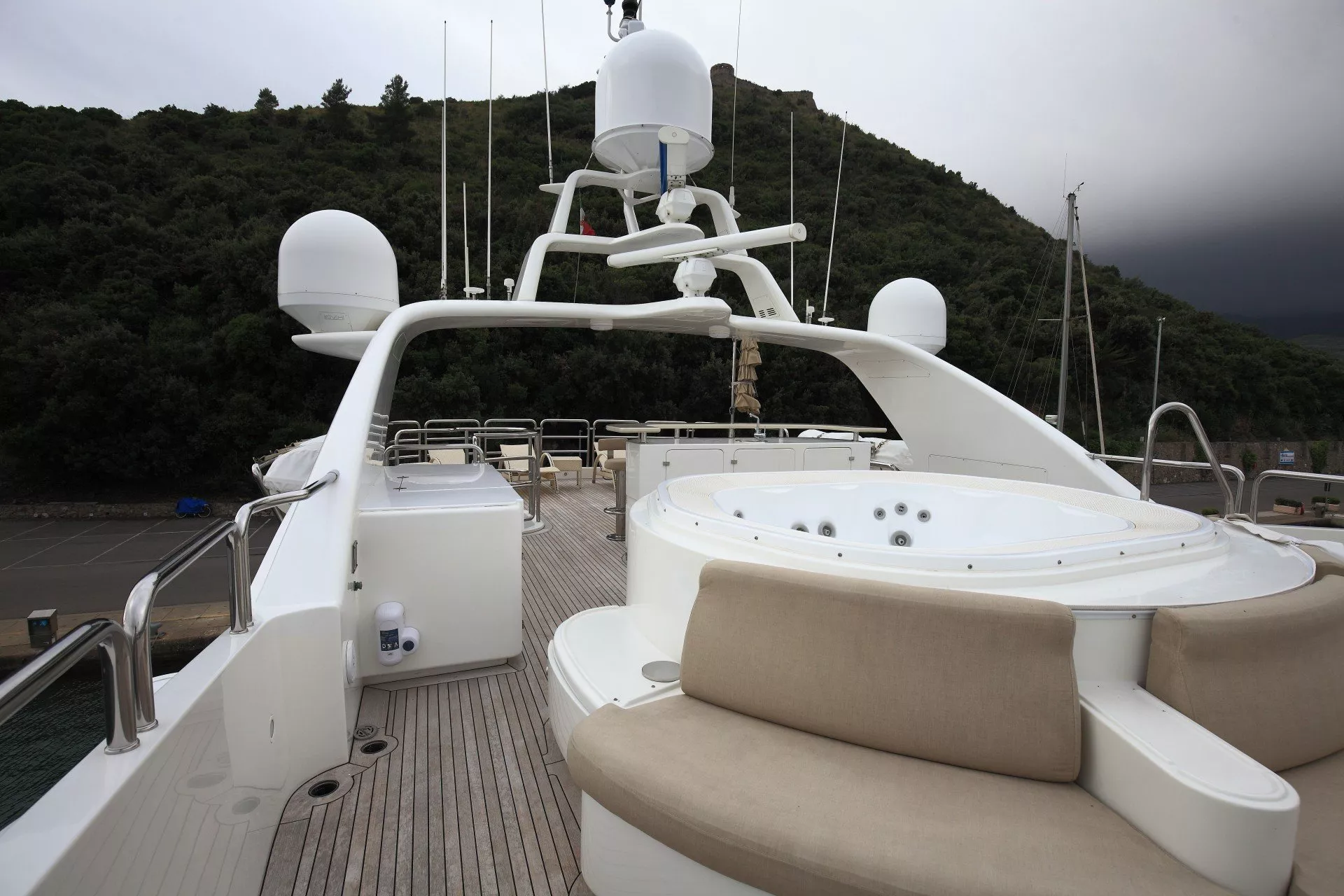 https://dev-api.arconyachts.com/storage/media/28979/conversions/41_8771228709-optimize.webp