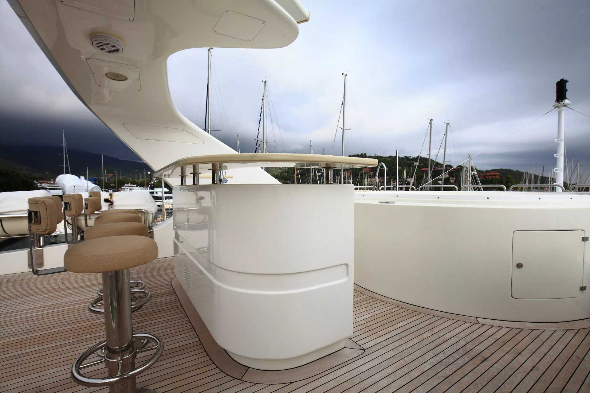 https://dev-api.arconyachts.com/storage/media/28981/conversions/41_9245089097-optimize.webp