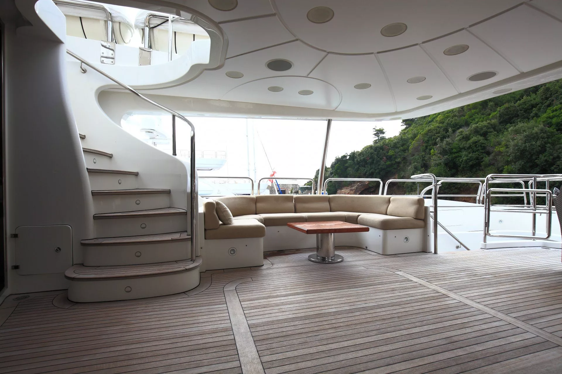 https://dev-api.arconyachts.com/storage/media/28982/conversions/41_6620678483-optimize.webp