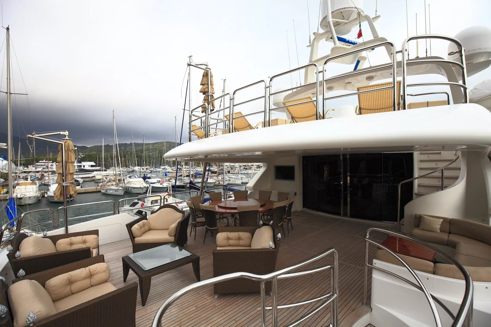 https://dev-api.arconyachts.com/storage/media/28985/conversions/41_6942307336-optimize.webp