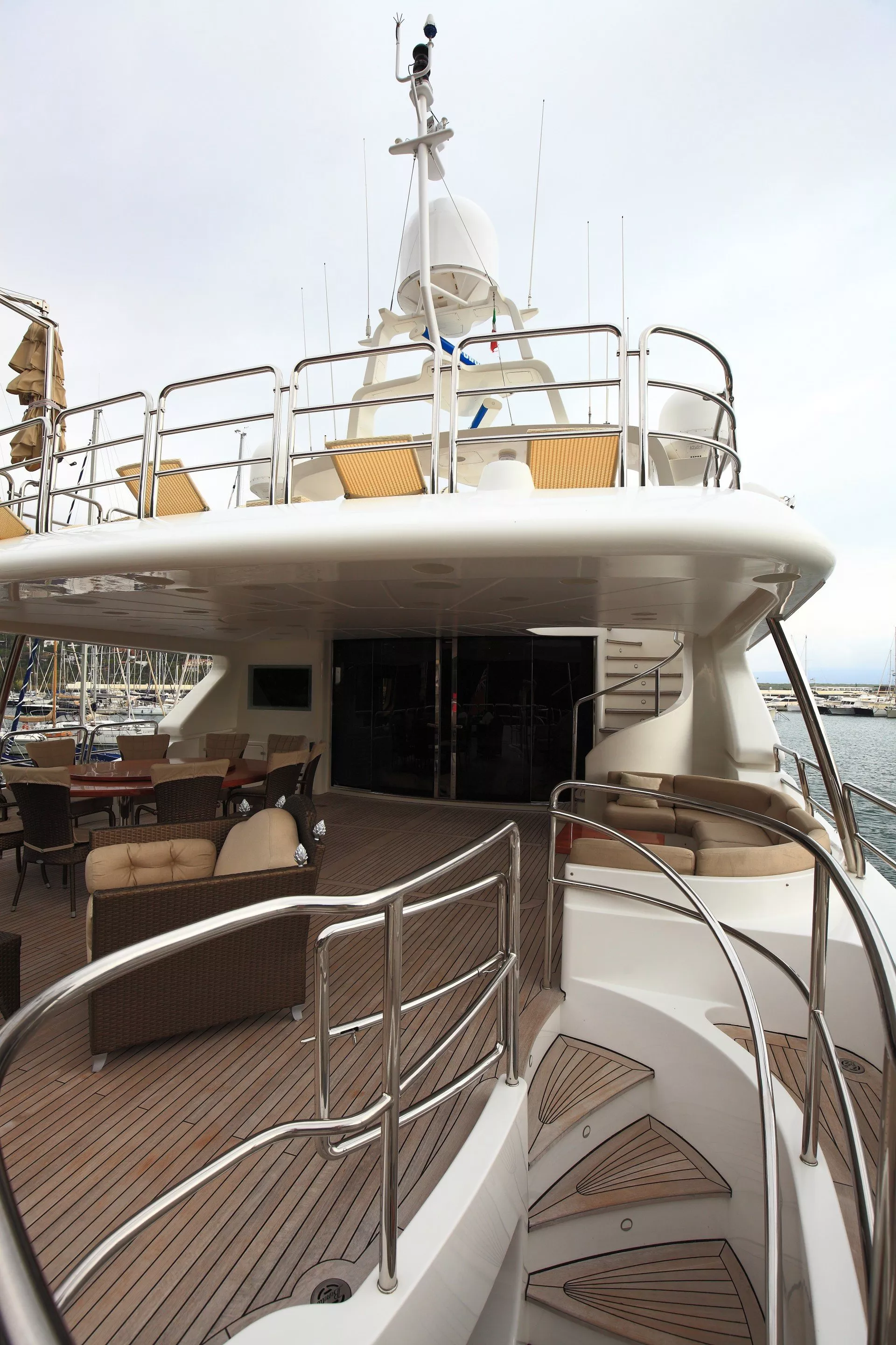 https://dev-api.arconyachts.com/storage/media/28986/conversions/41_7906372256-optimize.webp