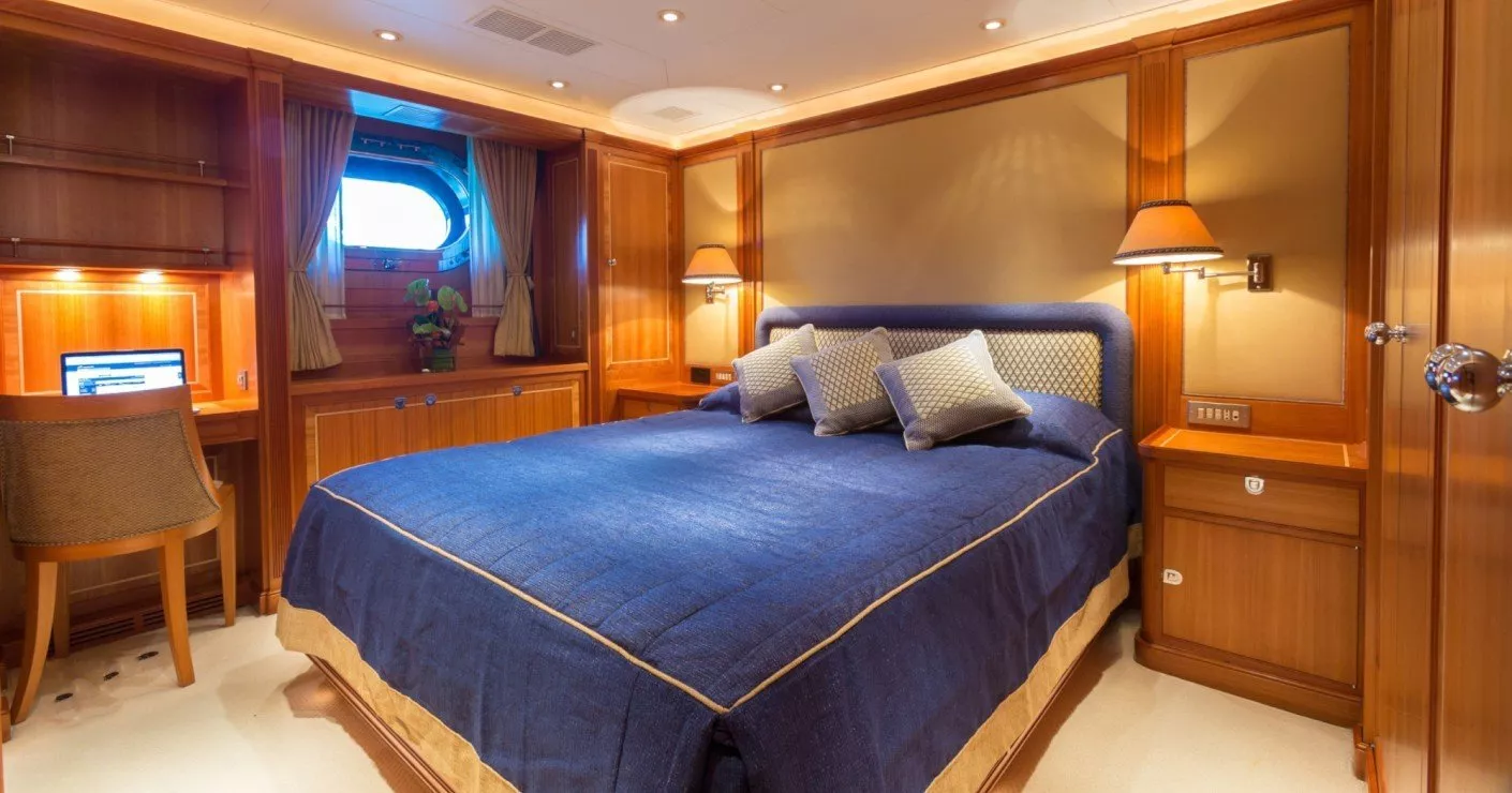 https://dev-api.arconyachts.com/storage/media/29039/conversions/410_1282829021-optimize.webp