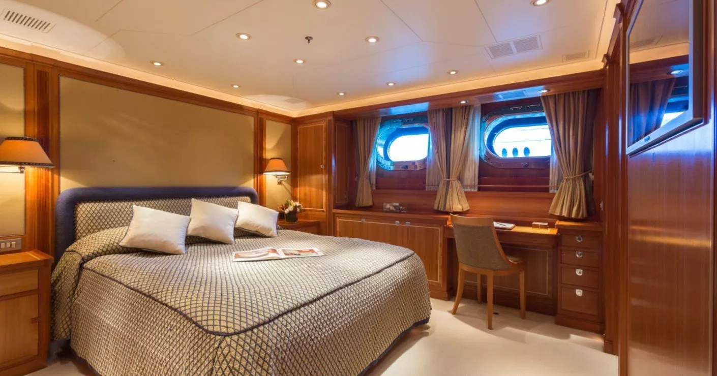 https://dev-api.arconyachts.com/storage/media/29040/conversions/410_4610834804-optimize.webp