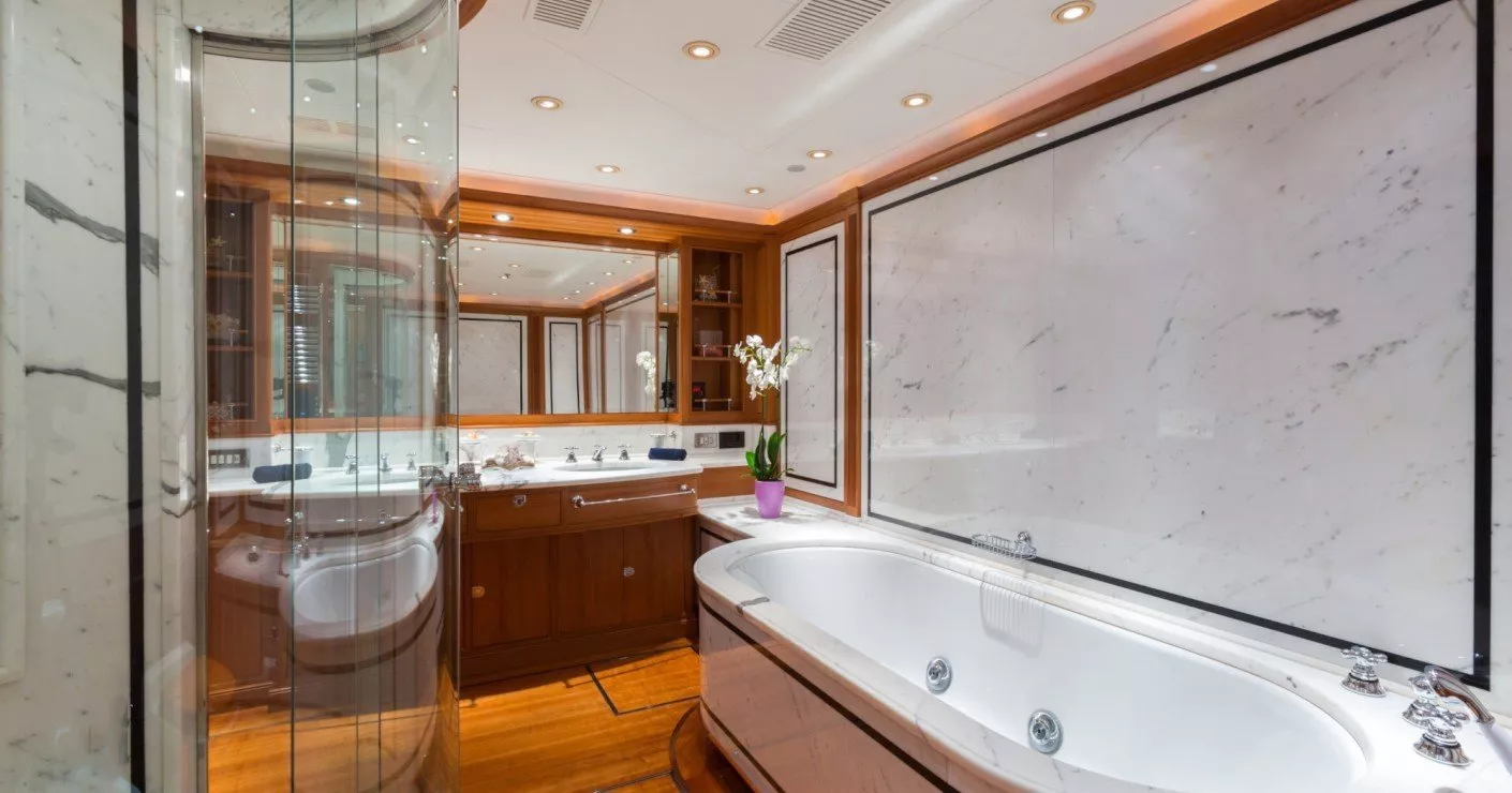https://dev-api.arconyachts.com/storage/media/29041/conversions/410_1696155817-optimize.webp