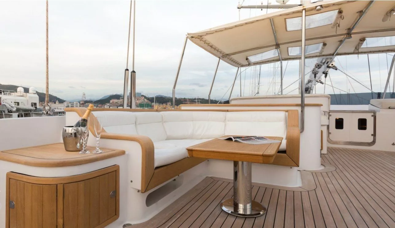 https://dev-api.arconyachts.com/storage/media/29043/conversions/410_4624178004-optimize.webp
