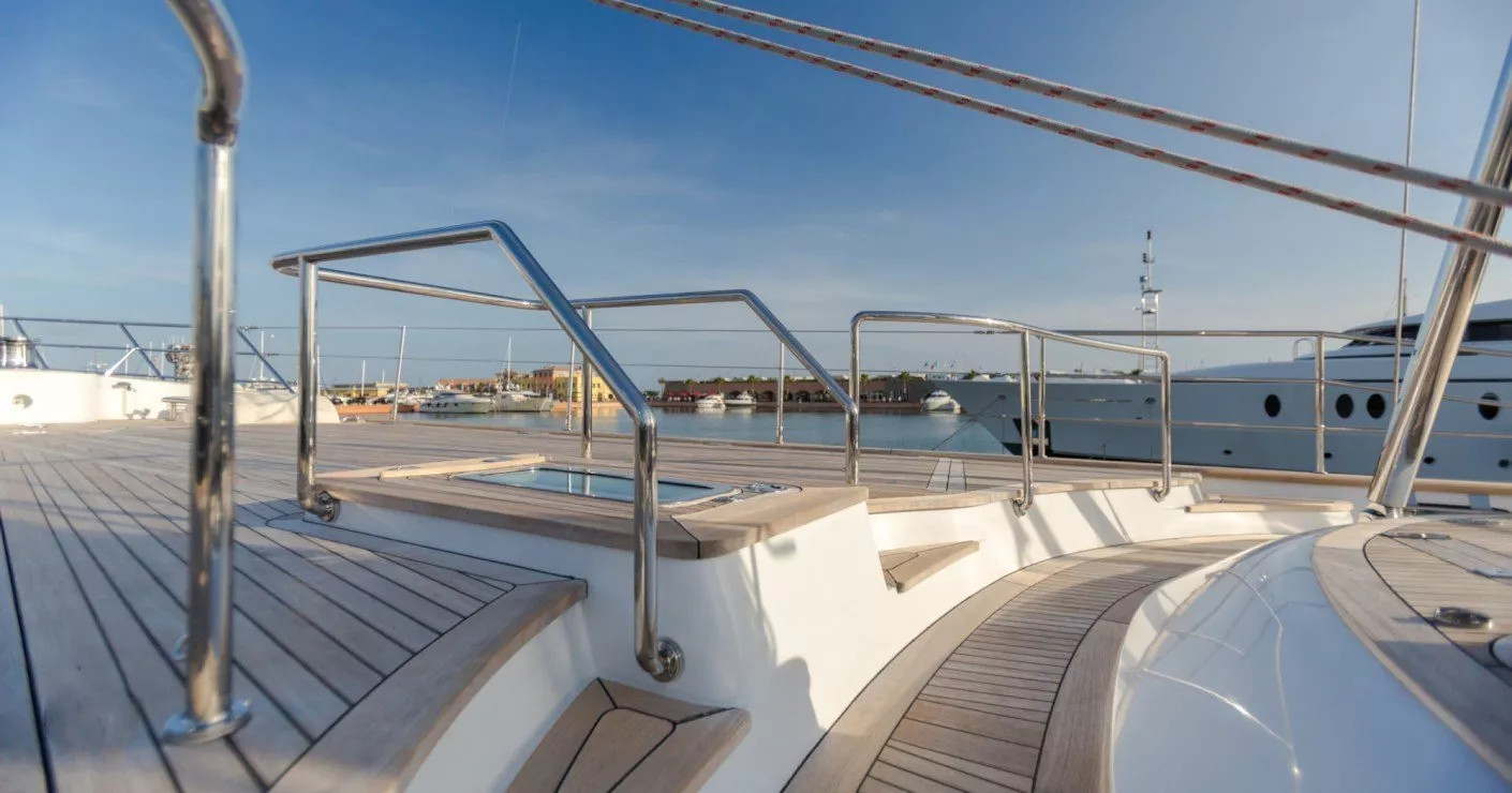https://dev-api.arconyachts.com/storage/media/29044/conversions/410_9703028681-optimize.webp