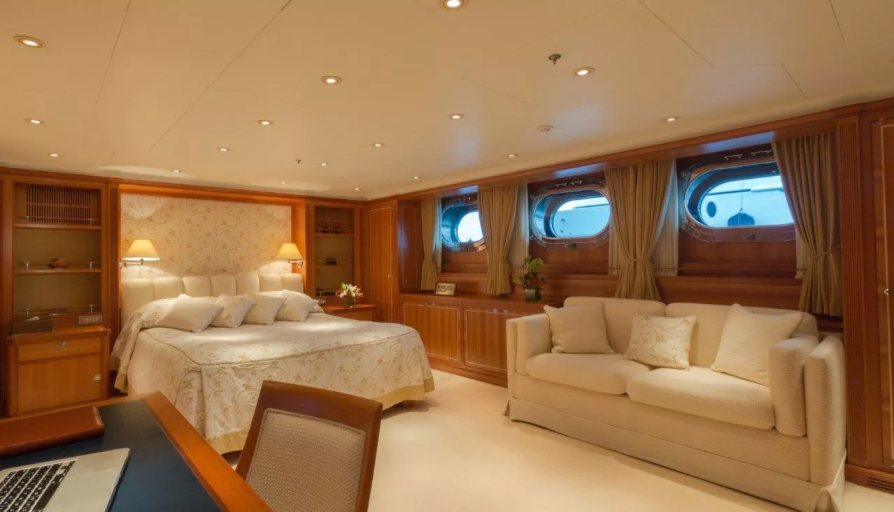 https://dev-api.arconyachts.com/storage/media/29048/conversions/410_7786591753-optimize.webp