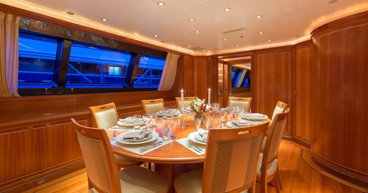 https://dev-api.arconyachts.com/storage/media/29049/conversions/410_6526262419-optimize.webp