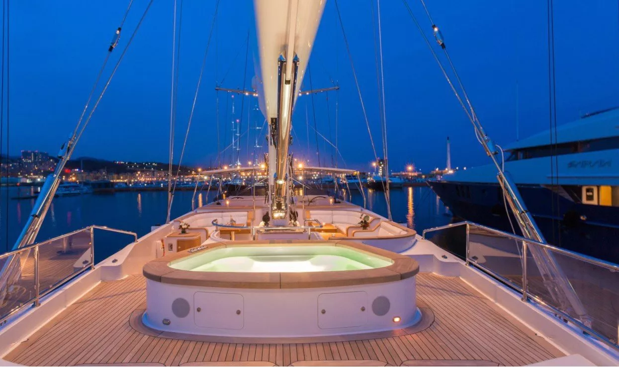 https://dev-api.arconyachts.com/storage/media/29050/conversions/410_9063889964-optimize.webp