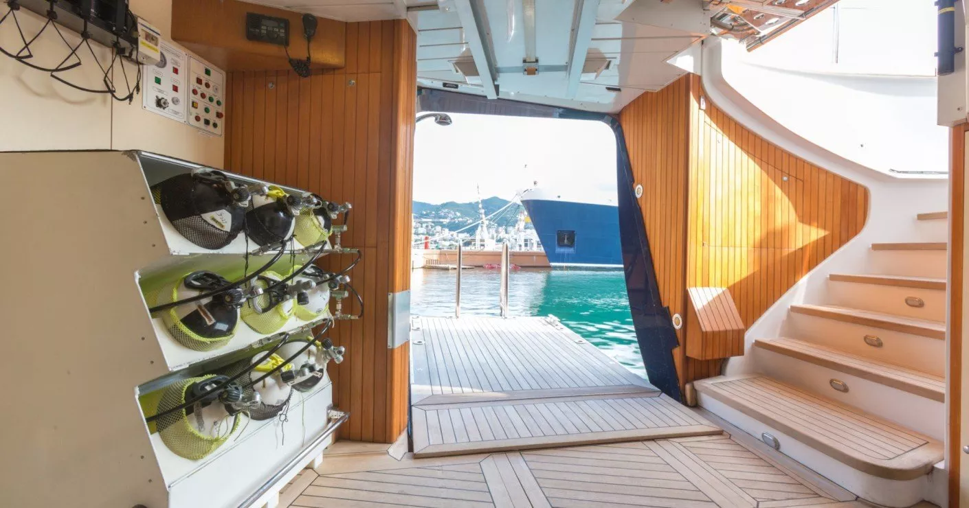 https://dev-api.arconyachts.com/storage/media/29053/conversions/410_5336469585-optimize.webp