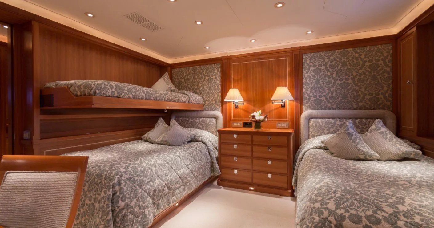 https://dev-api.arconyachts.com/storage/media/29054/conversions/410_3253161117-optimize.webp