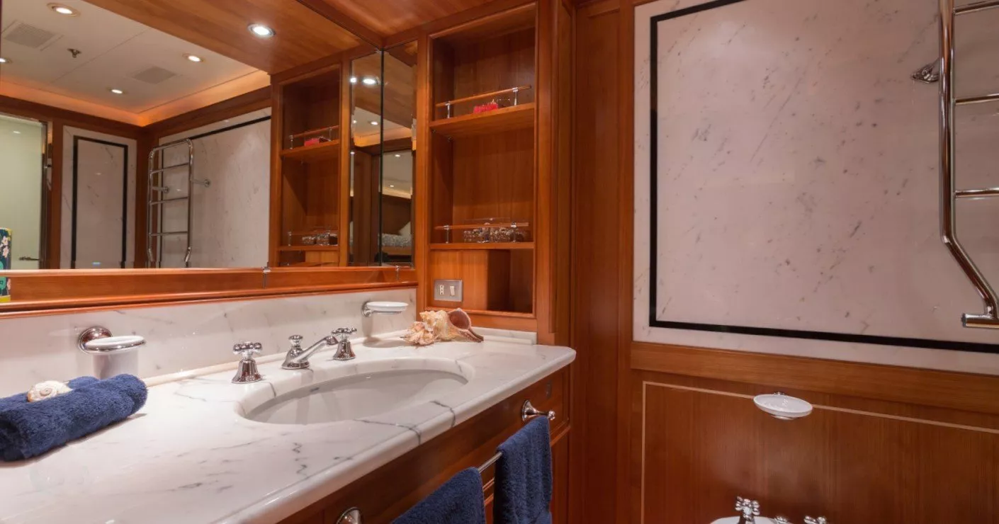 https://dev-api.arconyachts.com/storage/media/29055/conversions/410_9056594066-optimize.webp