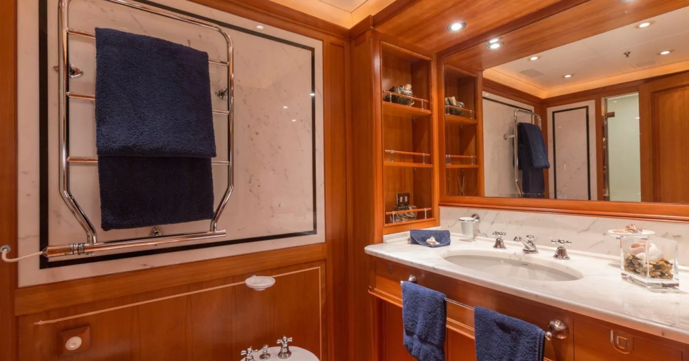 https://dev-api.arconyachts.com/storage/media/29056/conversions/410_8504615103-optimize.webp