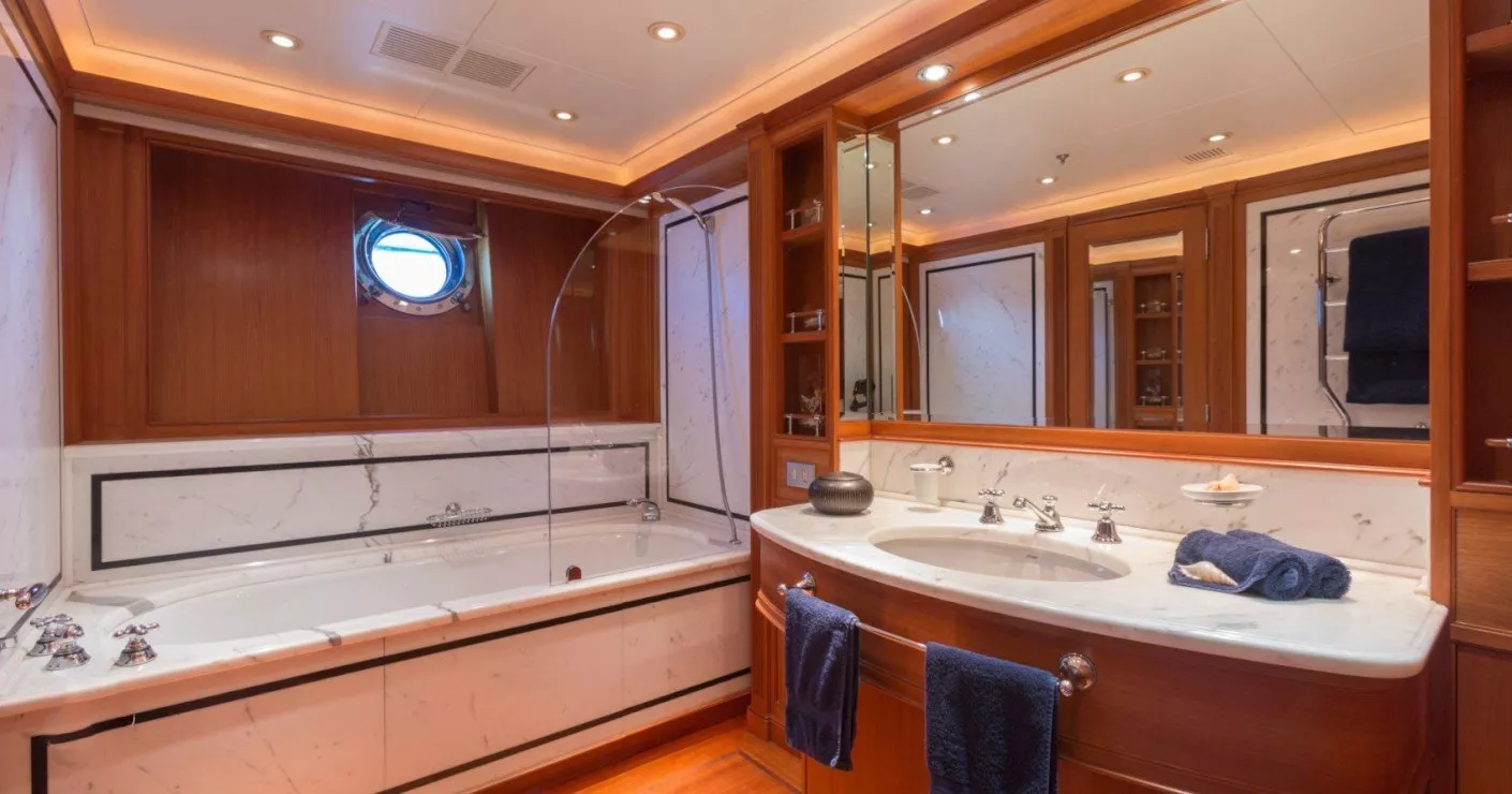 https://dev-api.arconyachts.com/storage/media/29057/conversions/410_6090267521-optimize.webp