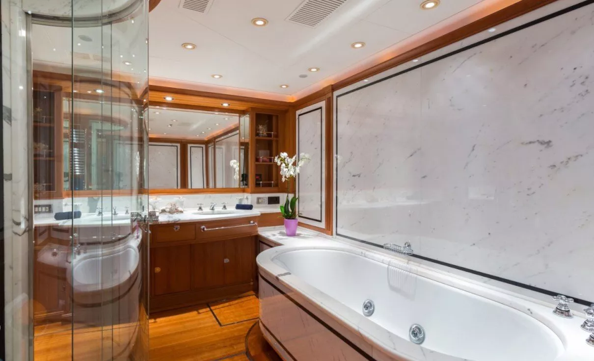 https://dev-api.arconyachts.com/storage/media/29060/conversions/410_7860118370-optimize.webp