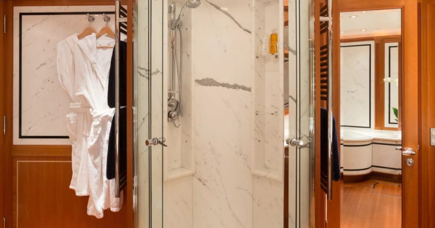 https://dev-api.arconyachts.com/storage/media/29061/conversions/410_8584903184-optimize.webp