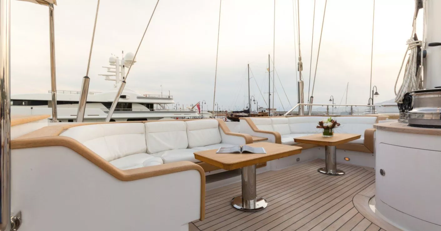 https://dev-api.arconyachts.com/storage/media/29068/conversions/410_1413713091-optimize.webp
